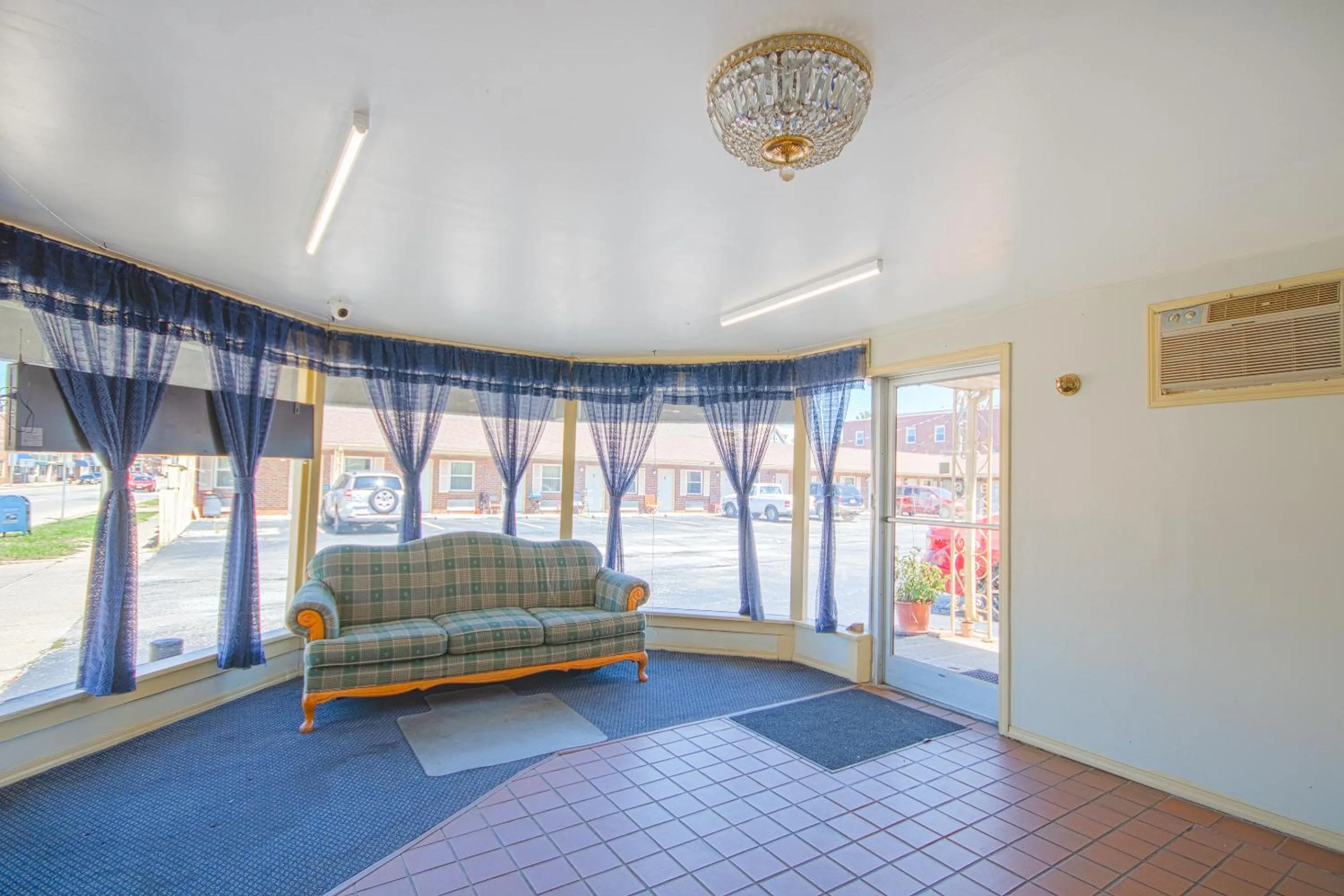 Lobby or reception, Seating Area in Centralia Motel near Downtown by OYO