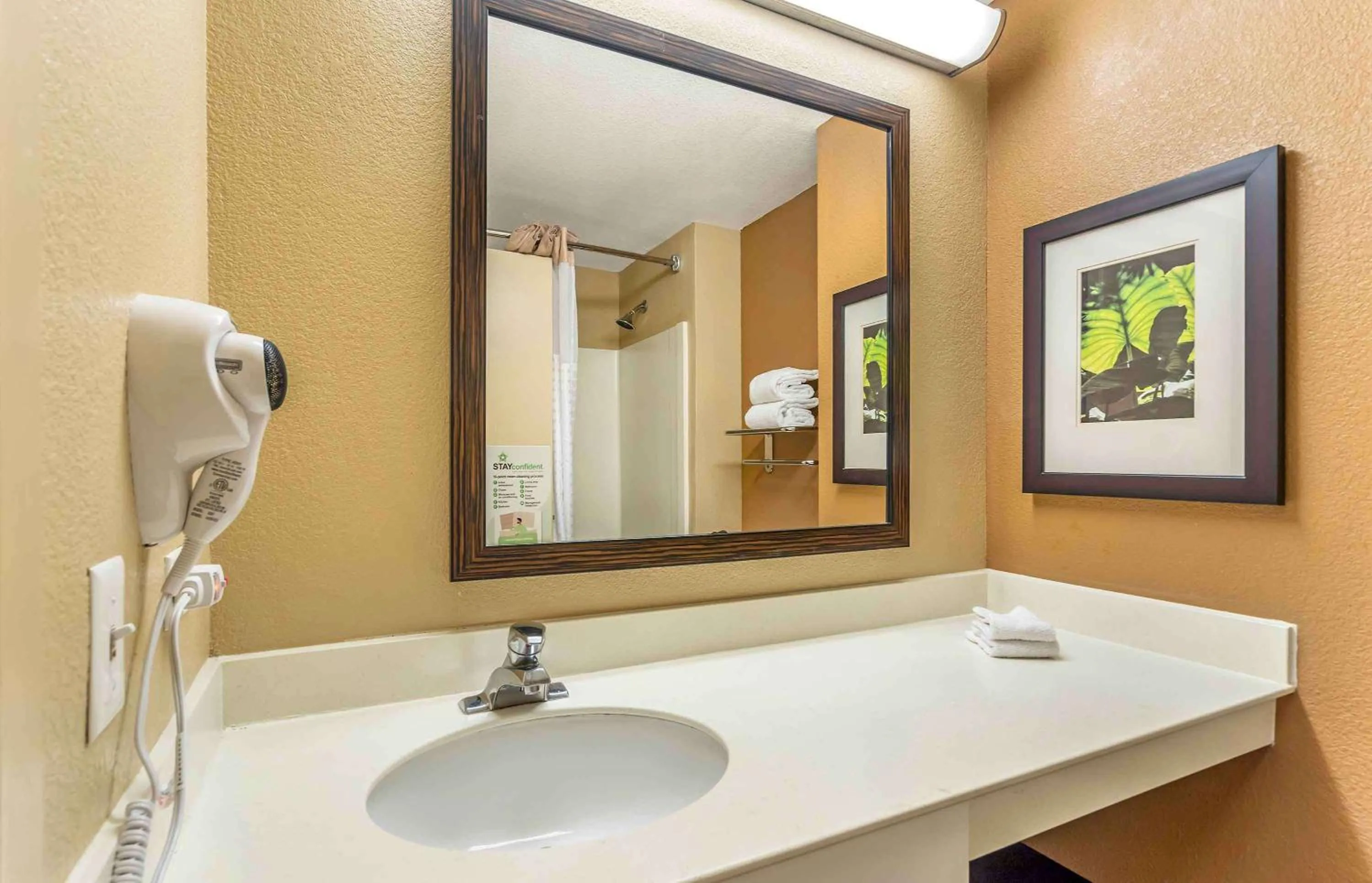 Bathroom in Extended Stay America Select Suites - Chicago - Vernon Hills - Lincolnshire