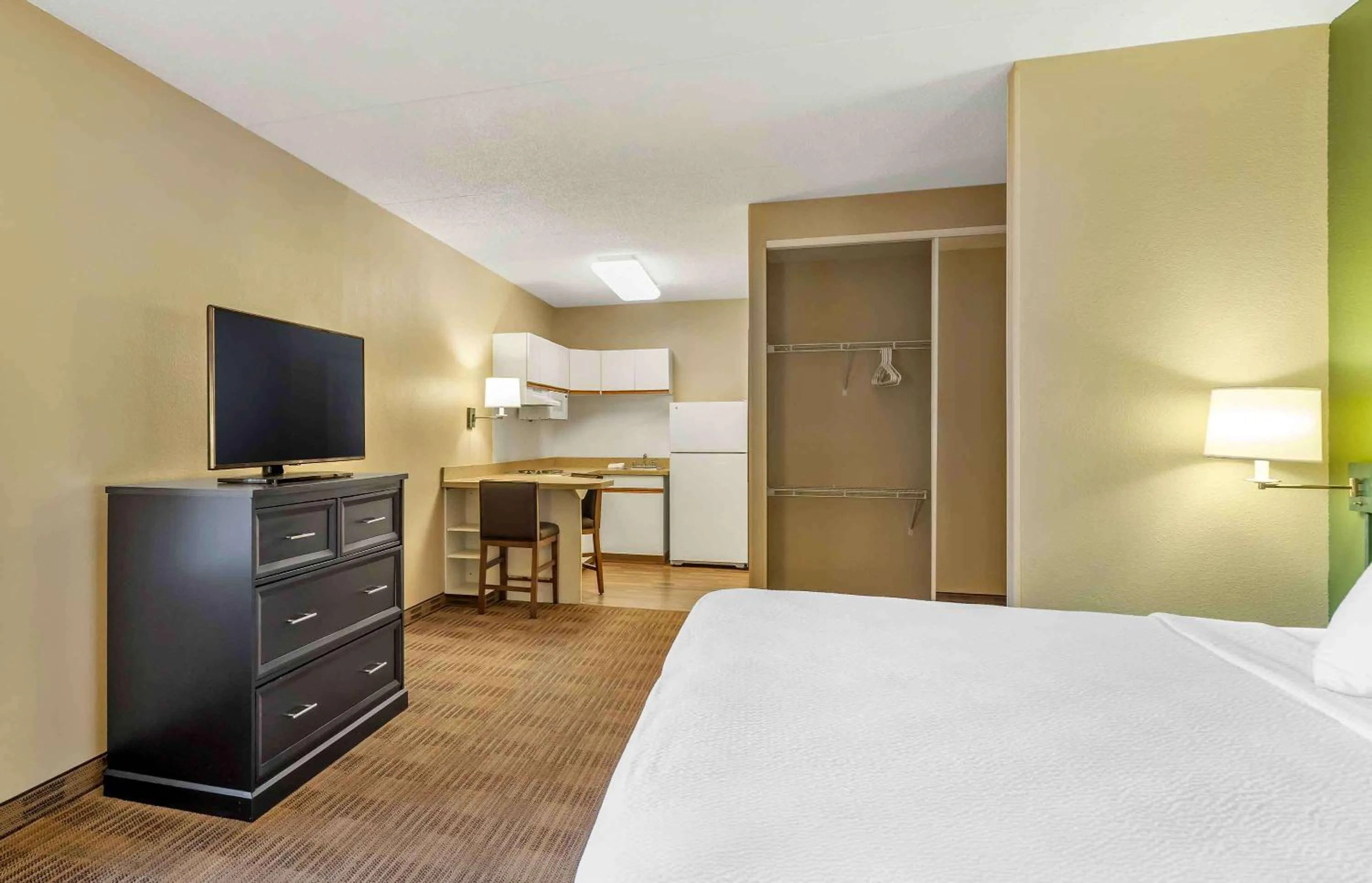 Bedroom, Bed in Extended Stay America Select Suites - Chicago - Vernon Hills - Lincolnshire