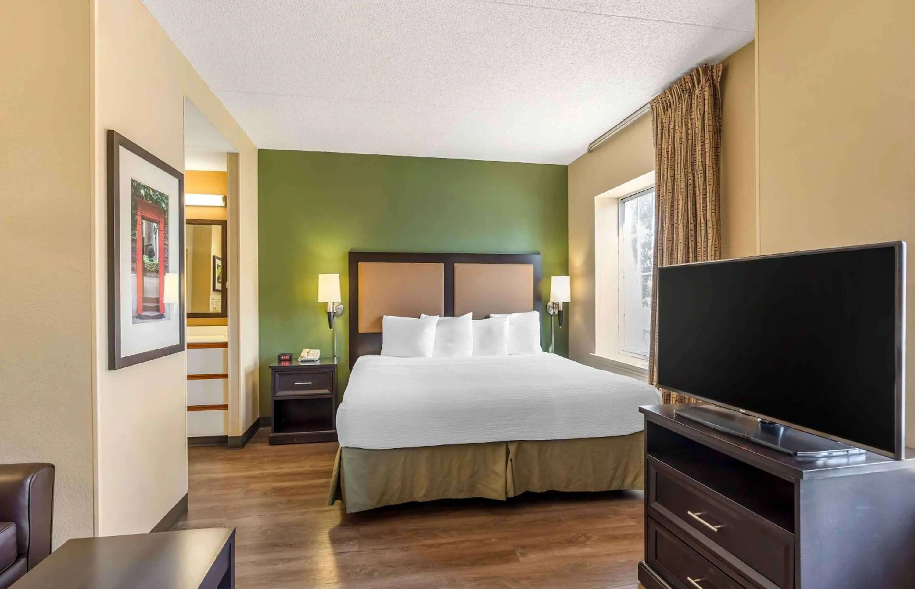 Bedroom, Bed in Extended Stay America Select Suites - Chicago - Vernon Hills - Lincolnshire