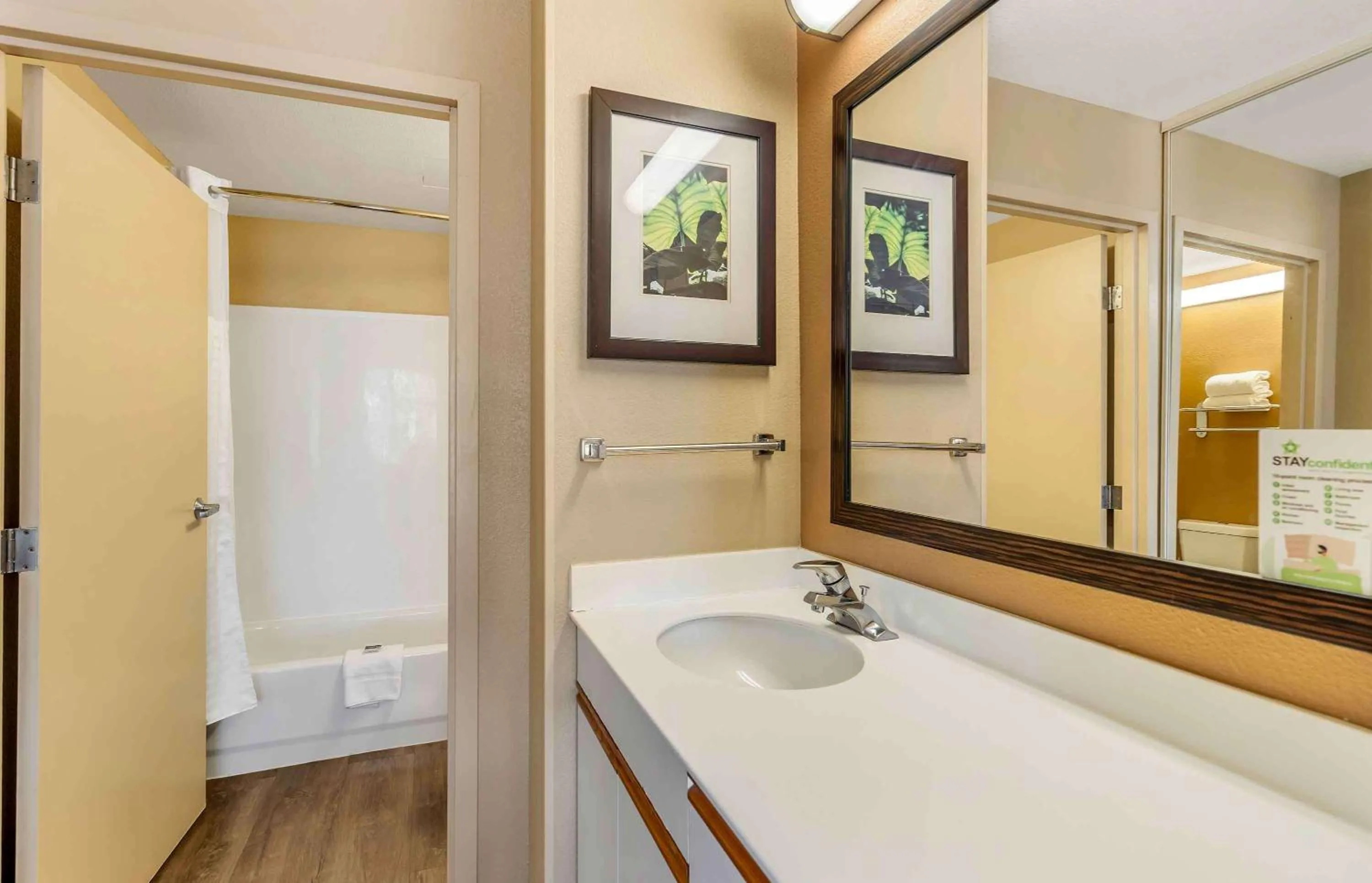 Bathroom in Extended Stay America Select Suites - Chicago - Vernon Hills - Lincolnshire