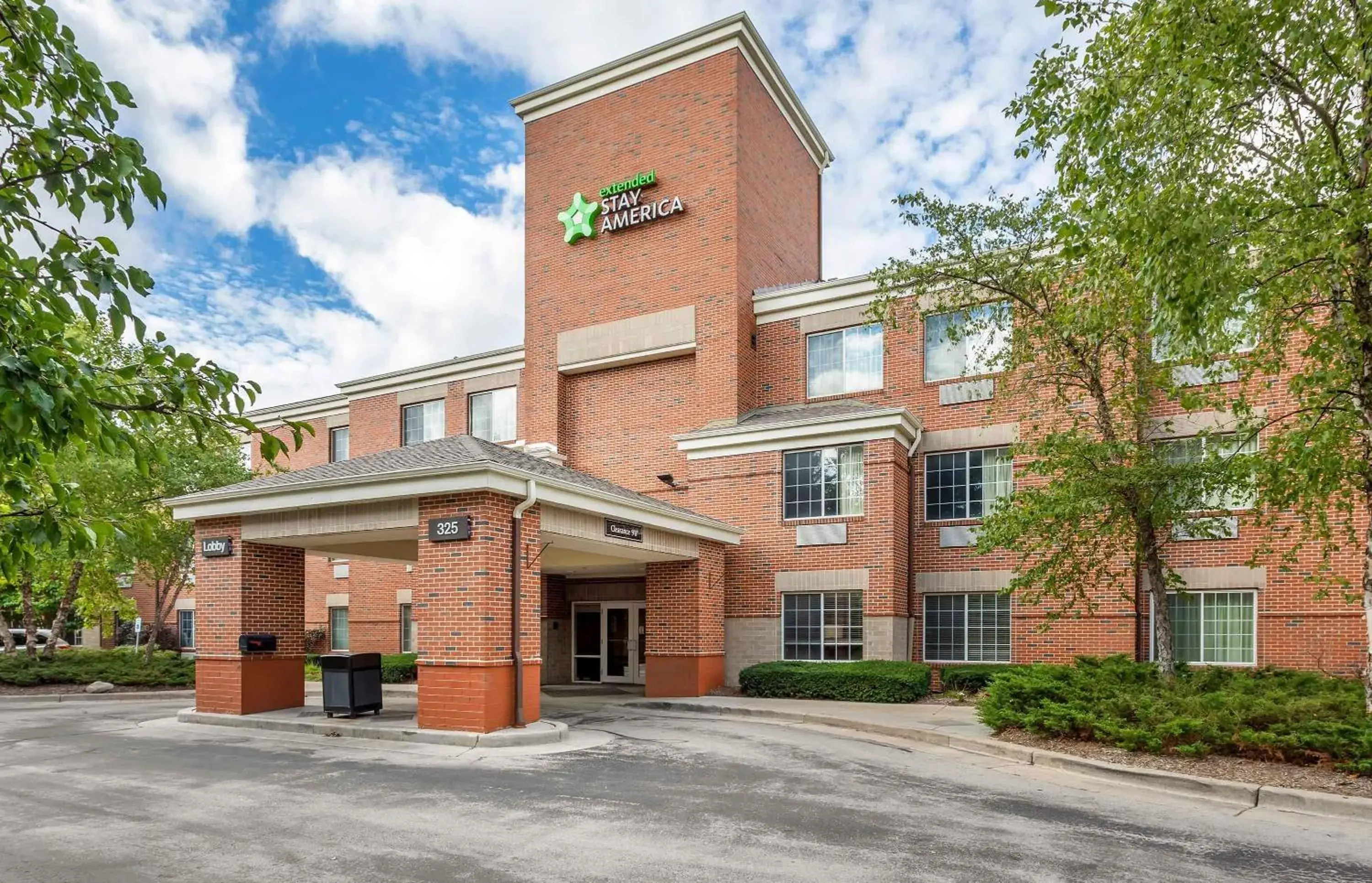 Property building in Extended Stay America Suites - Milwaukee - Brookfield Property building in Extended Stay America Suites - Milwaukee - Brookfield