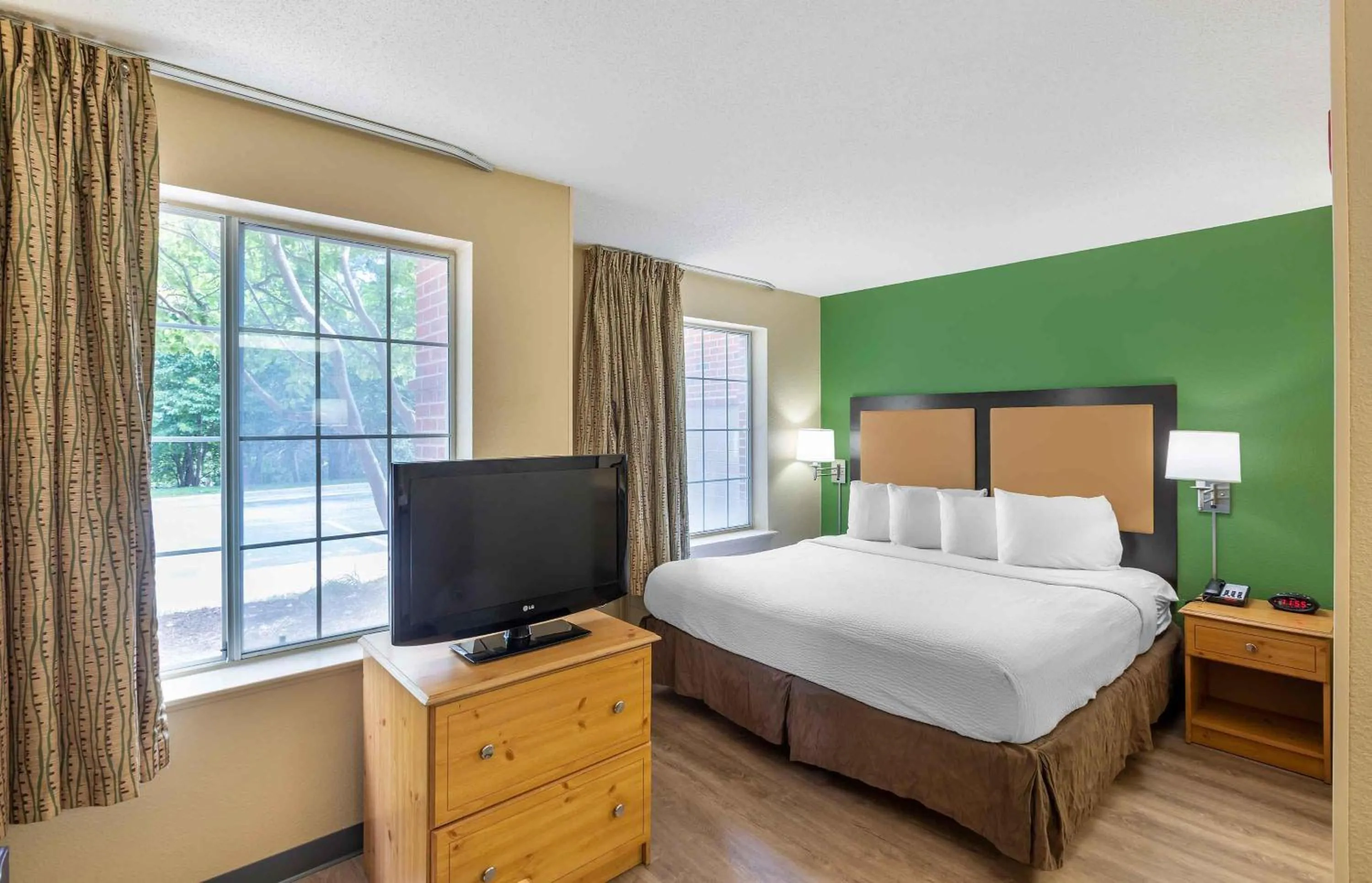 Bedroom, Bed in Extended Stay America Suites - Milwaukee - Brookfield