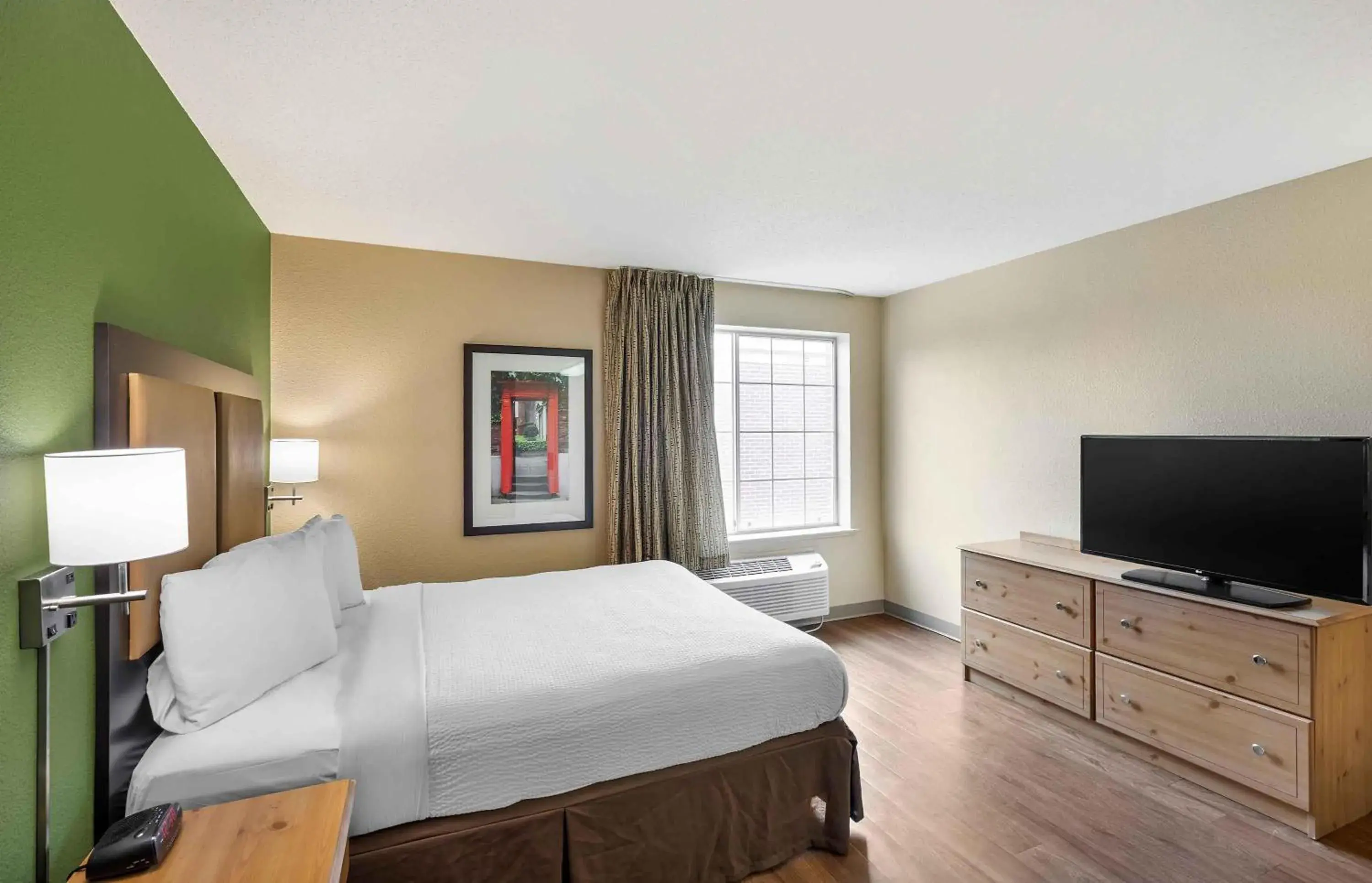 Bedroom, Bed in Extended Stay America Suites - Milwaukee - Brookfield Bedroom, Bed in Extended Stay America Suites - Milwaukee - Brookfield