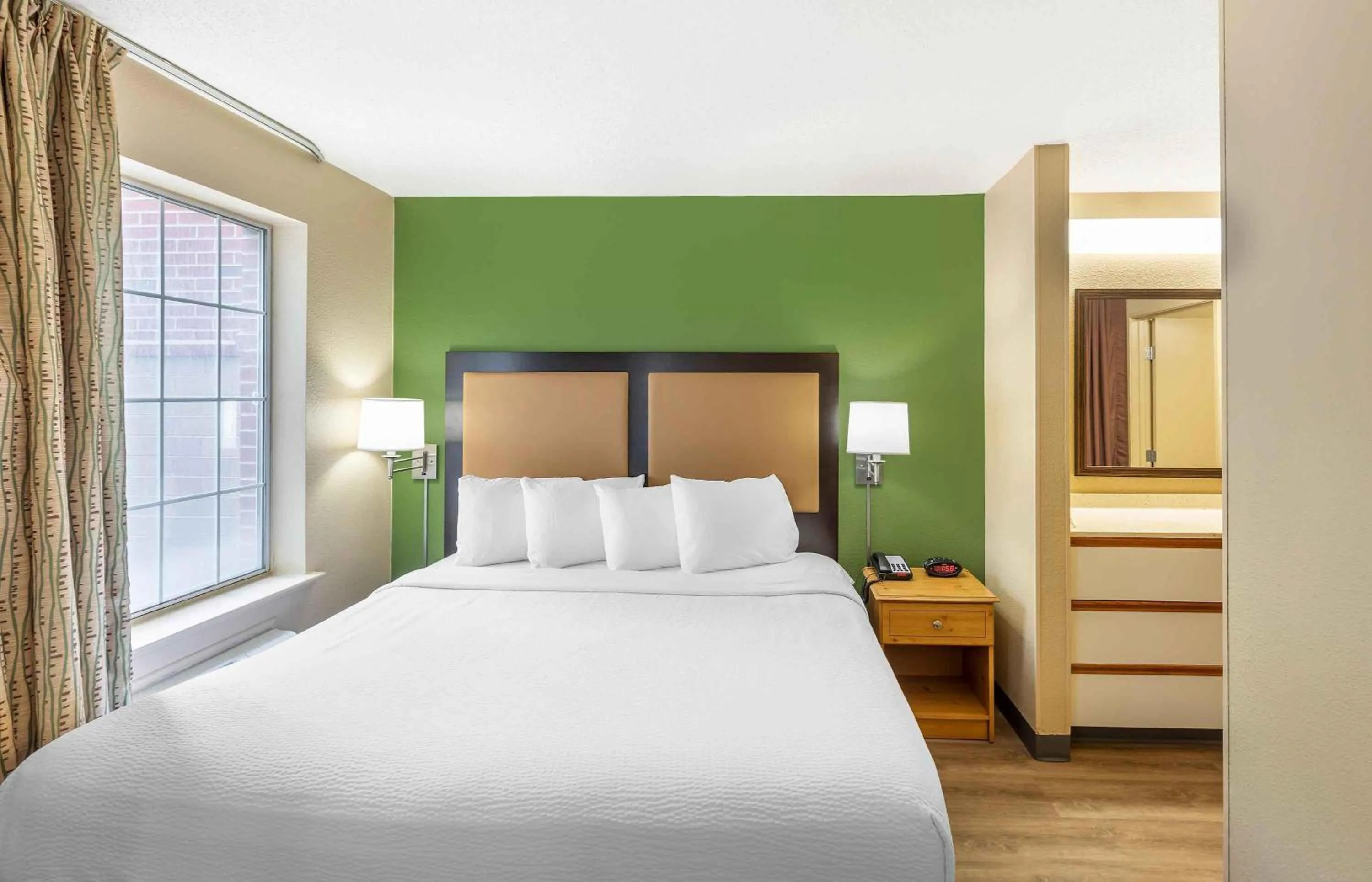 Bedroom, Bed in Extended Stay America Suites - Milwaukee - Brookfield