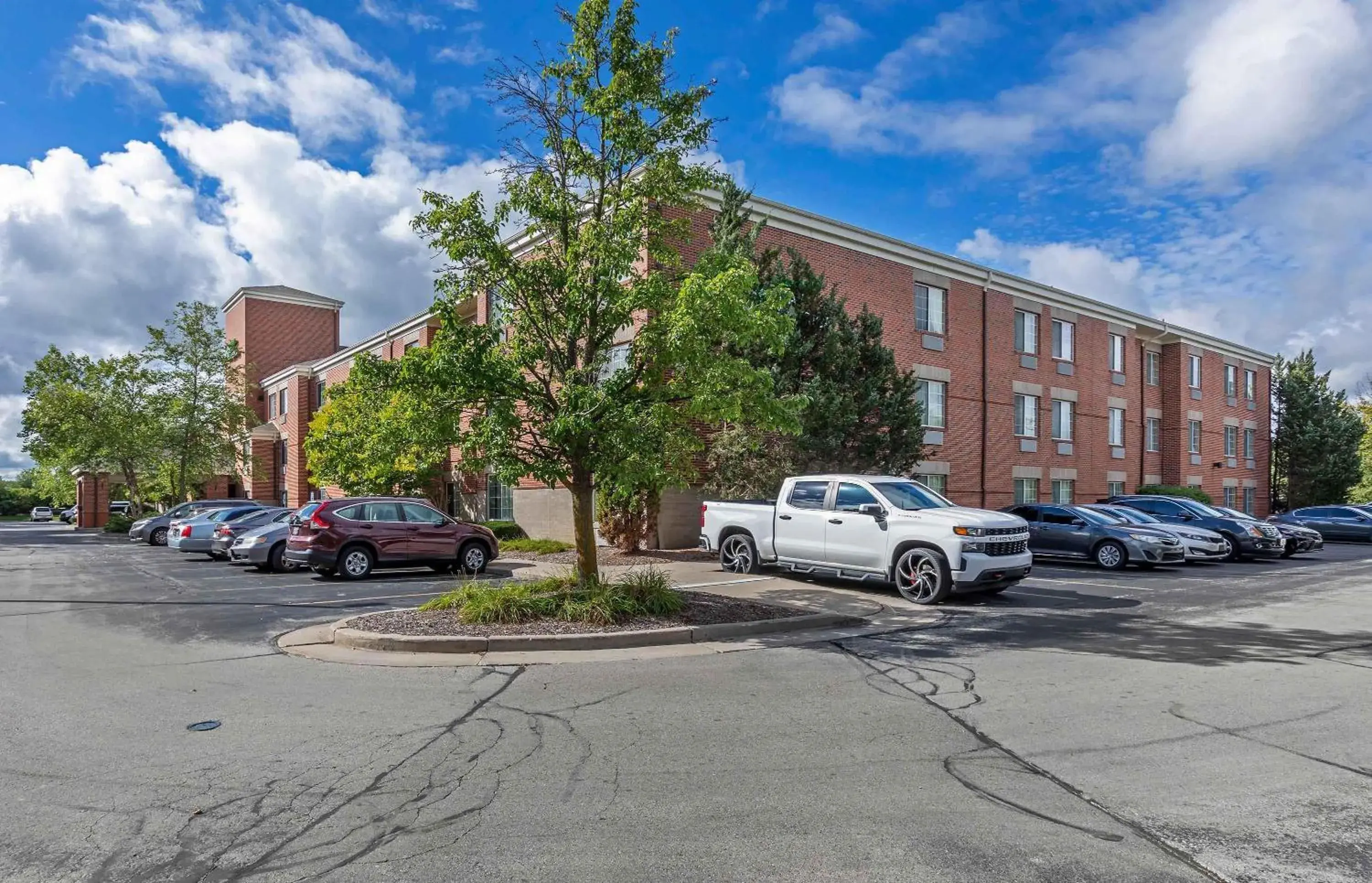 Property building in Extended Stay America Suites - Milwaukee - Brookfield Property building in Extended Stay America Suites - Milwaukee - Brookfield