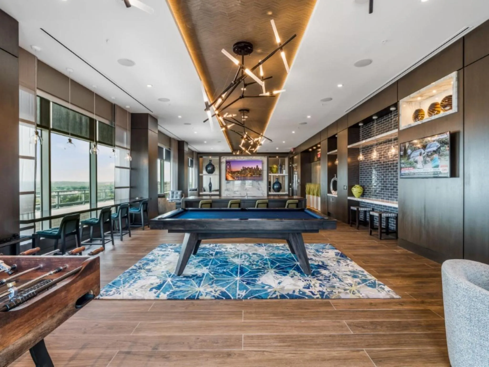 Billiard in Bluebird Suites Near Chevy Chase