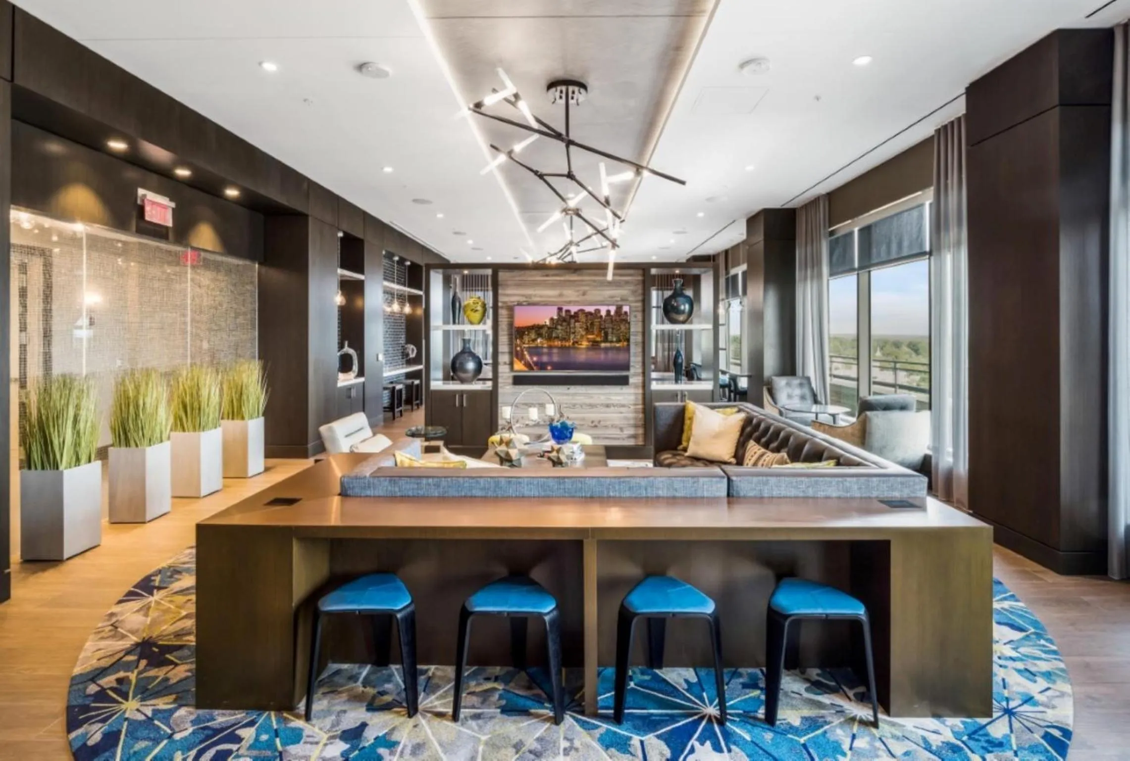 Communal lounge/ TV room in Bluebird Suites Near Chevy Chase