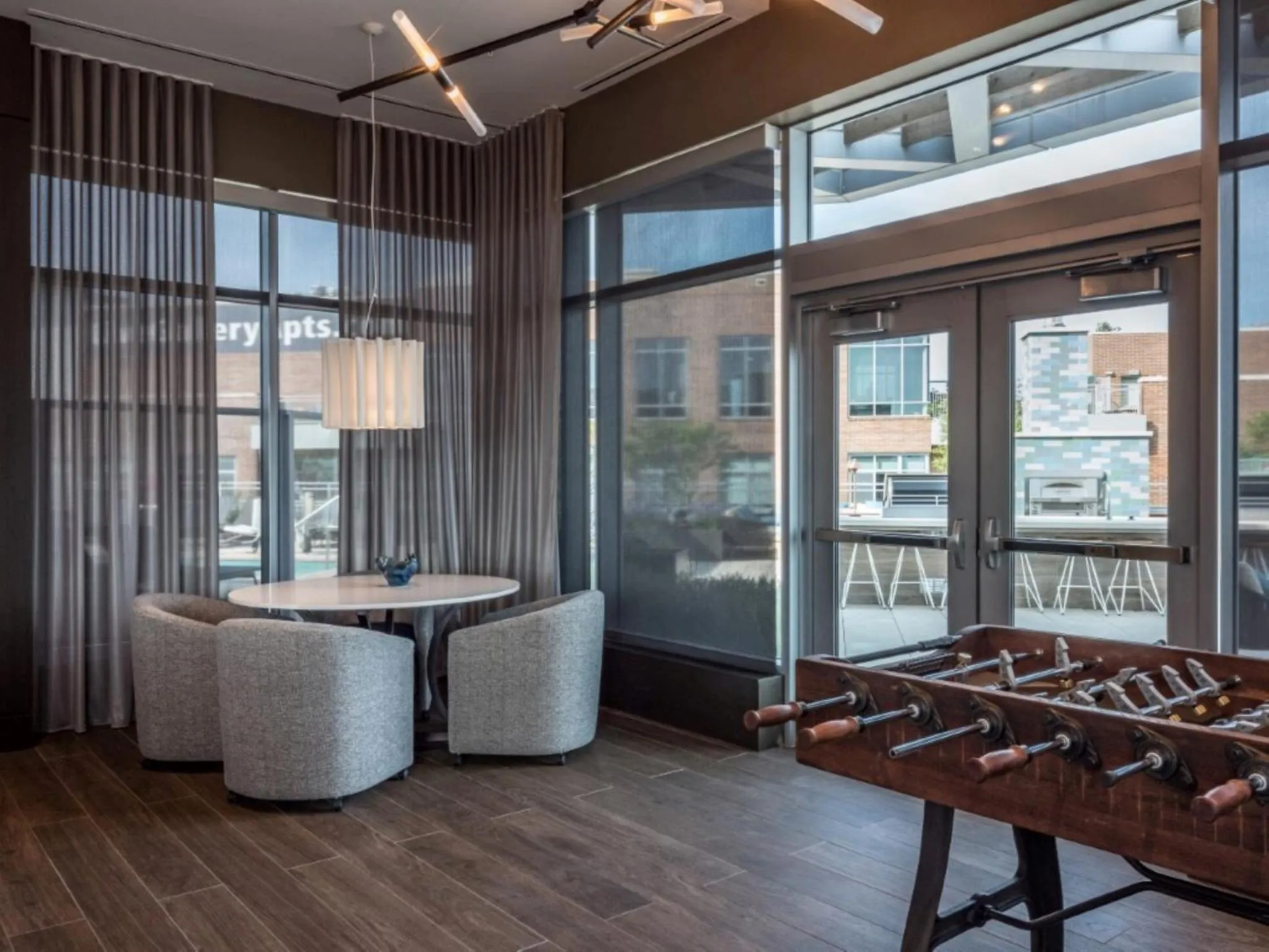 Communal lounge/ TV room in Bluebird Suites Near Chevy Chase