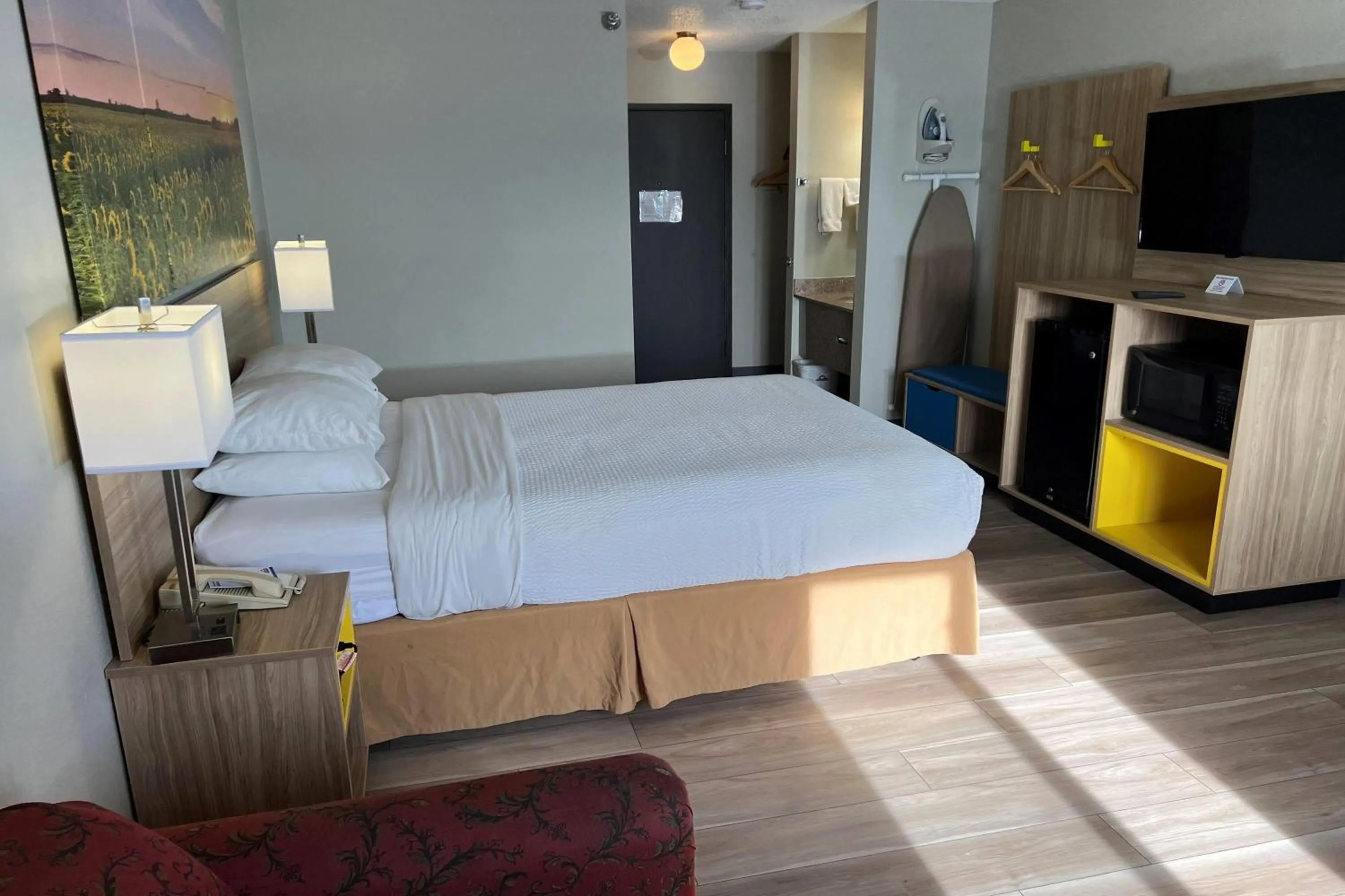 Photo of the whole room, Bed in Days Inn by Wyndham Salina I-70