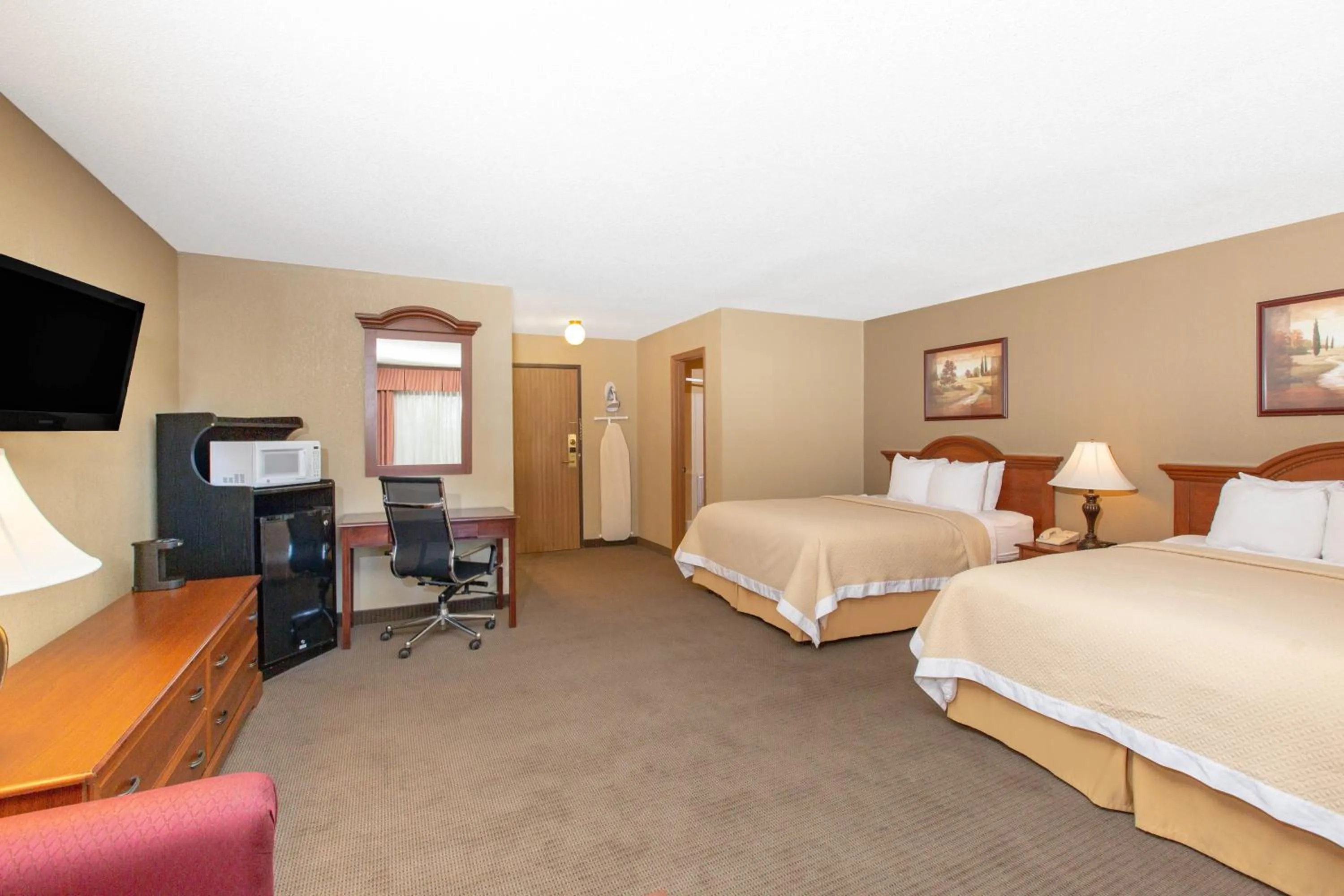 Queen Suite - Non-Smoking in Days Inn by Wyndham Salina I-70