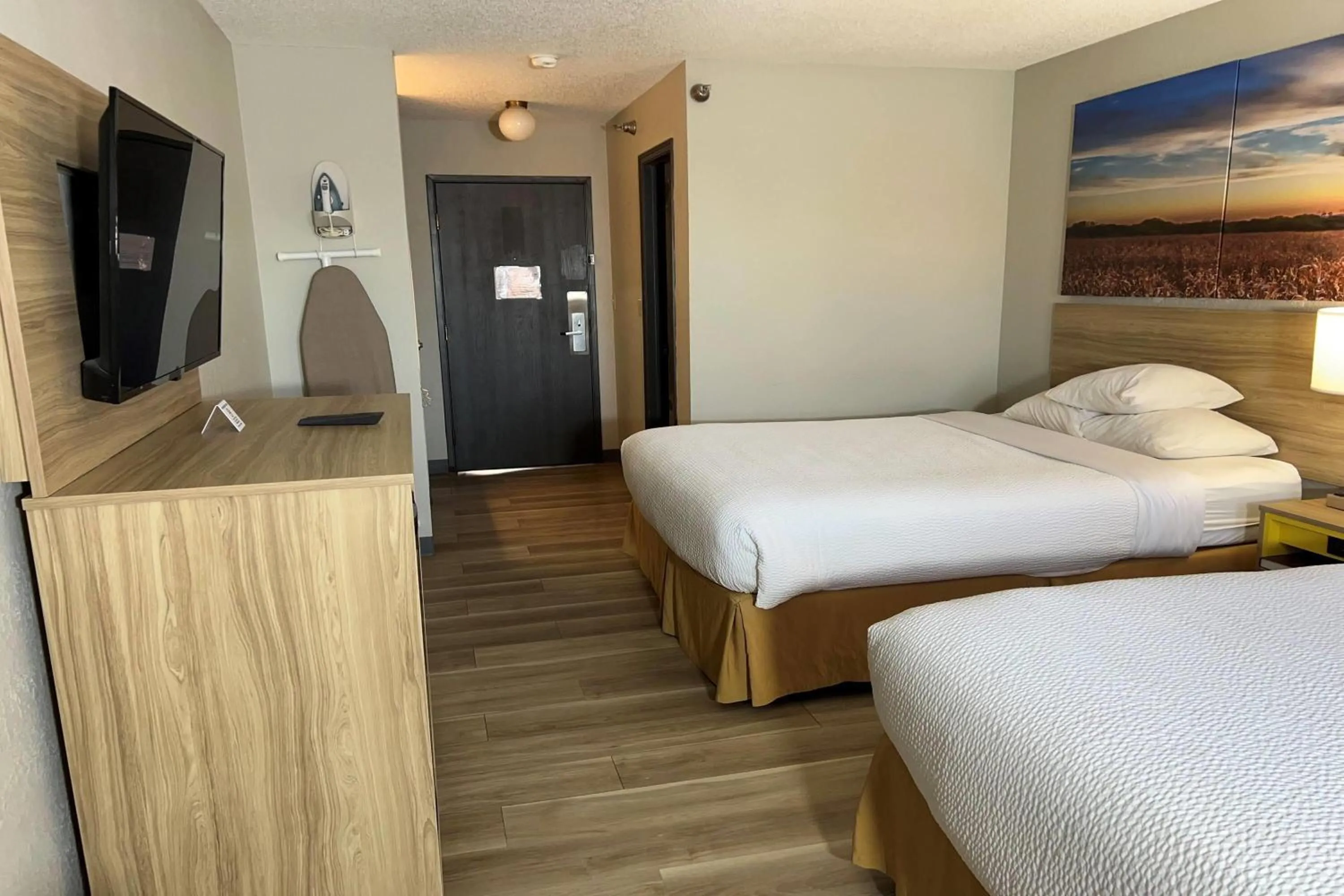 Photo of the whole room, Bed in Days Inn by Wyndham Salina I-70