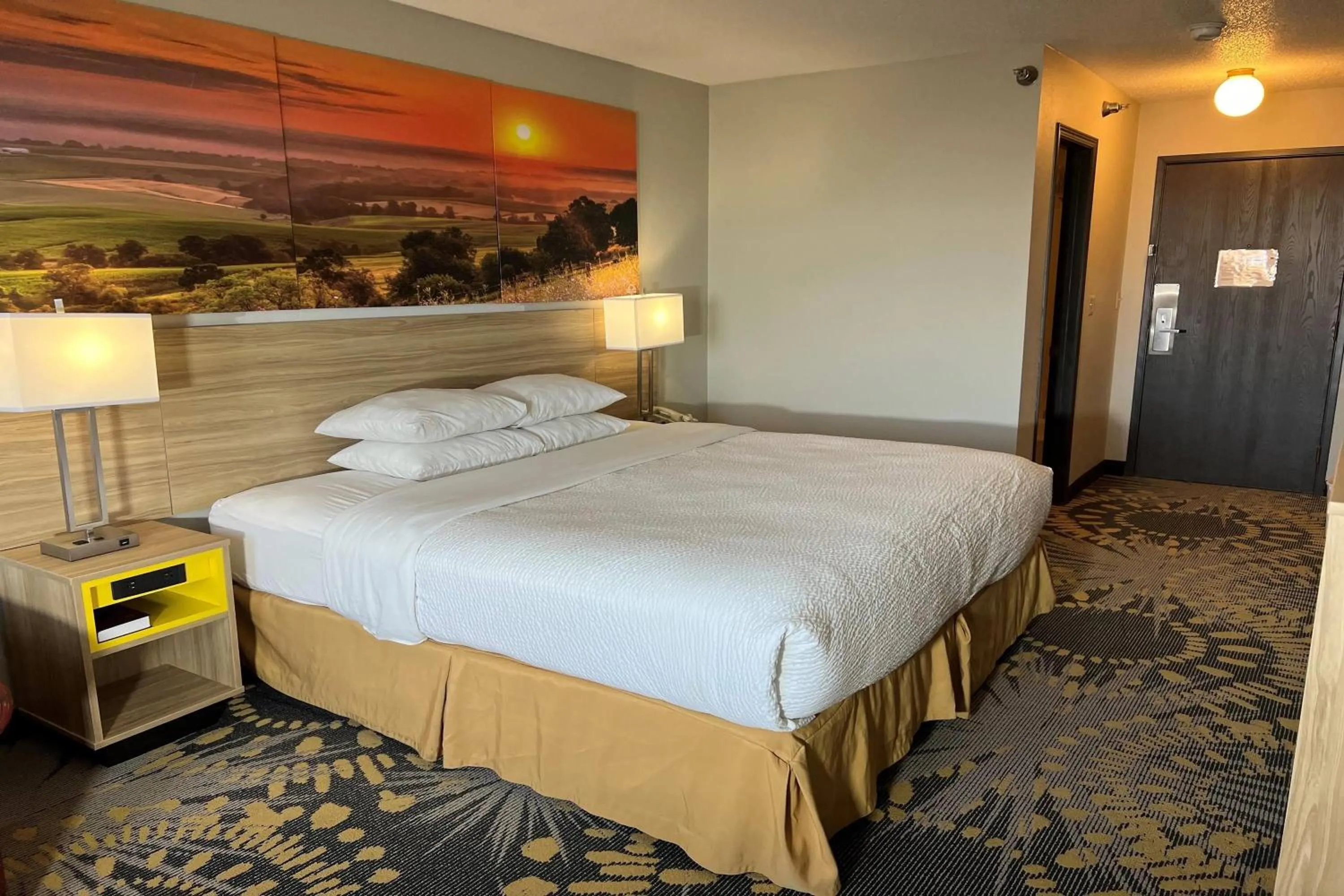 Photo of the whole room, Bed in Days Inn by Wyndham Salina I-70