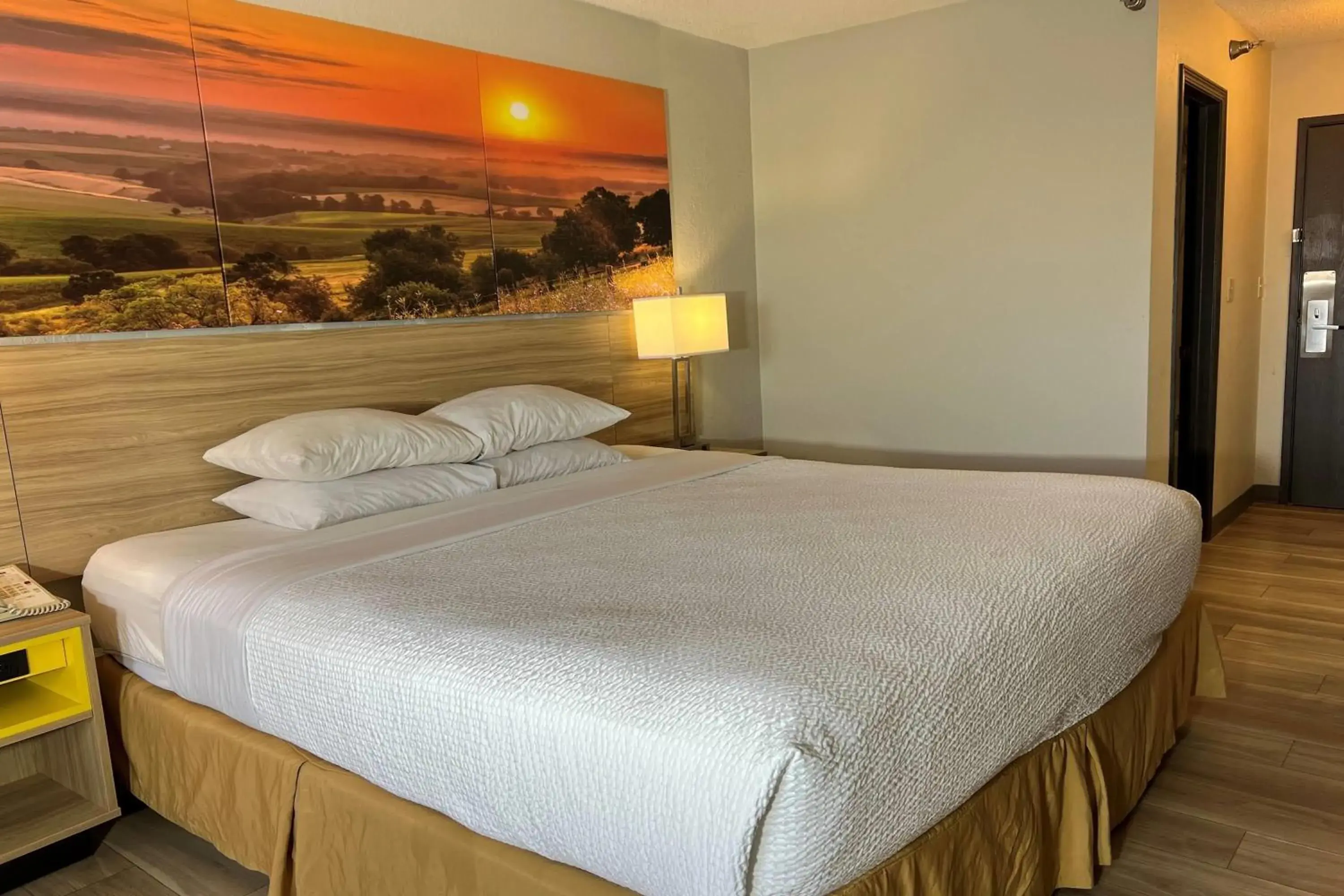 Photo of the whole room, Bed in Days Inn by Wyndham Salina I-70 Photo of the whole room, Bed in Days Inn by Wyndham Salina I-70