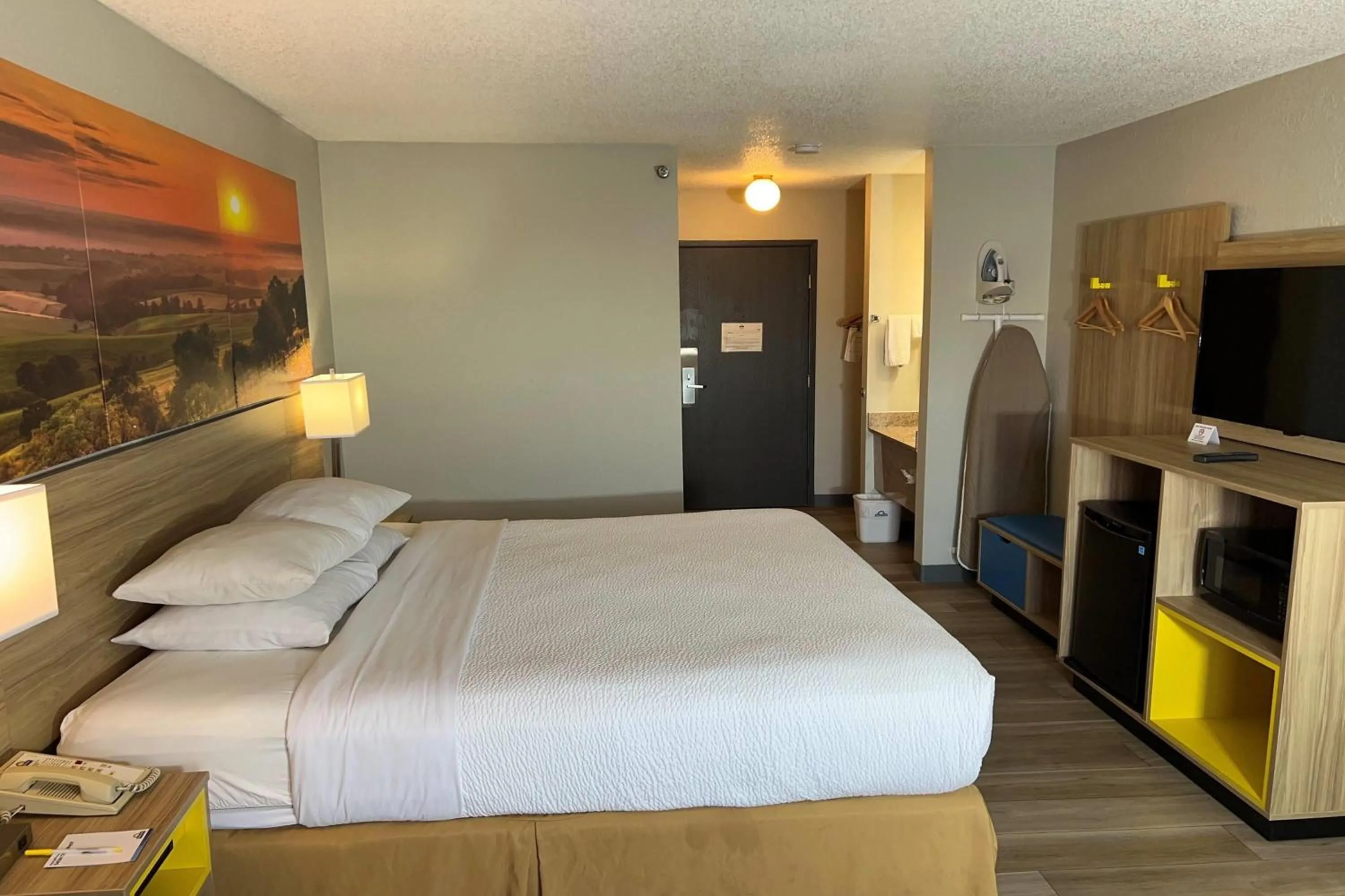 Photo of the whole room, Bed in Days Inn by Wyndham Salina I-70