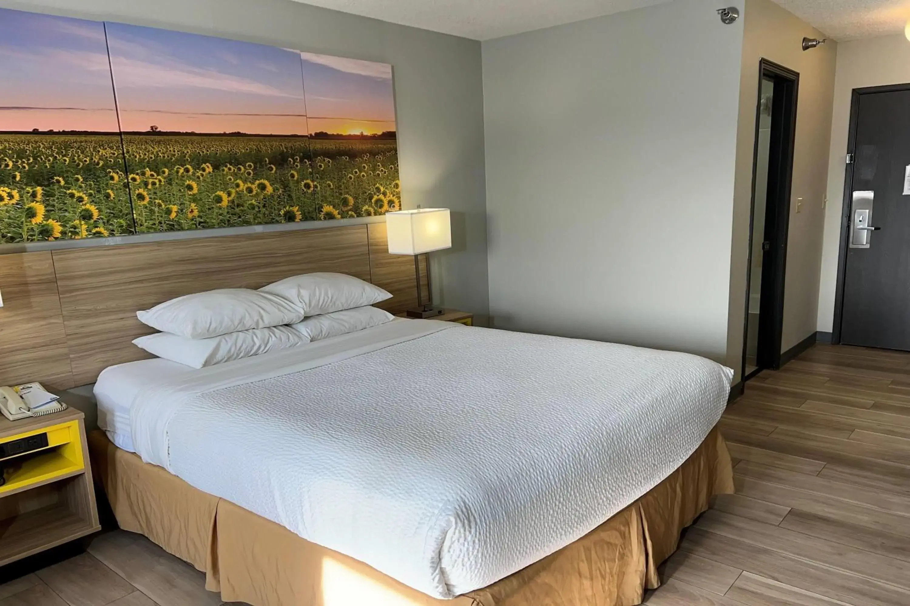 Photo of the whole room, Bed in Days Inn by Wyndham Salina I-70 Photo of the whole room, Bed in Days Inn by Wyndham Salina I-70