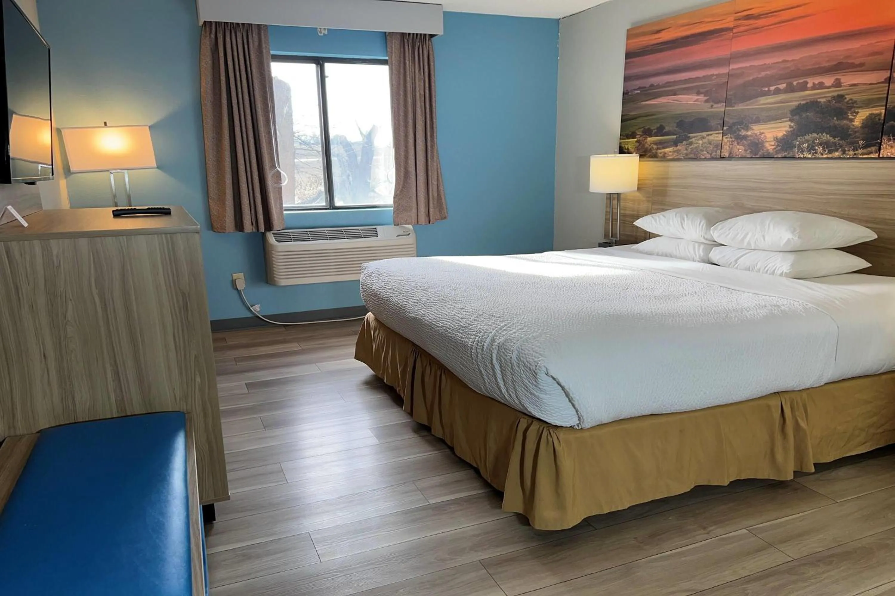 Photo of the whole room, Bed in Days Inn by Wyndham Salina I-70