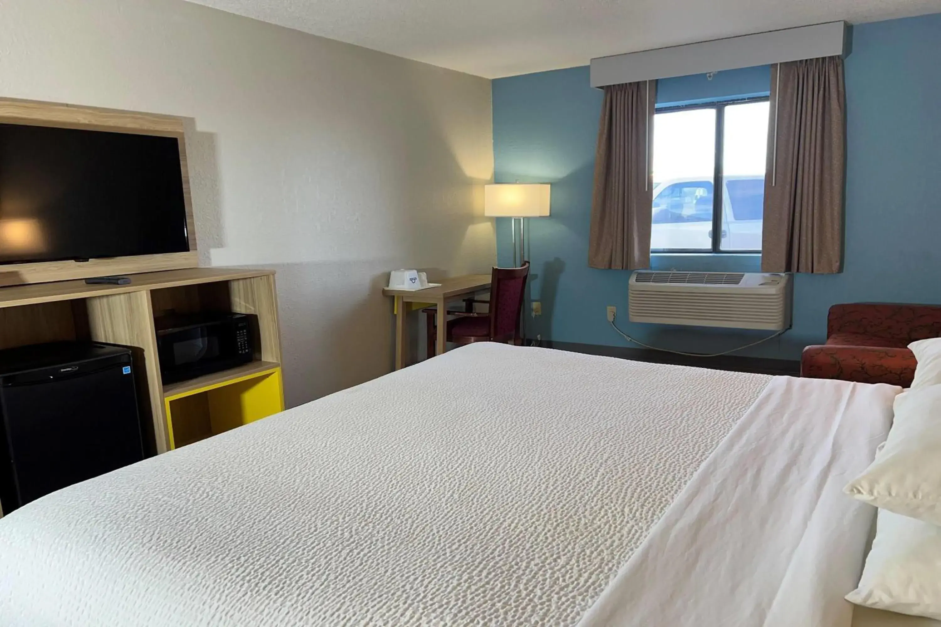 Photo of the whole room, Bed in Days Inn by Wyndham Salina I-70 Photo of the whole room, Bed in Days Inn by Wyndham Salina I-70