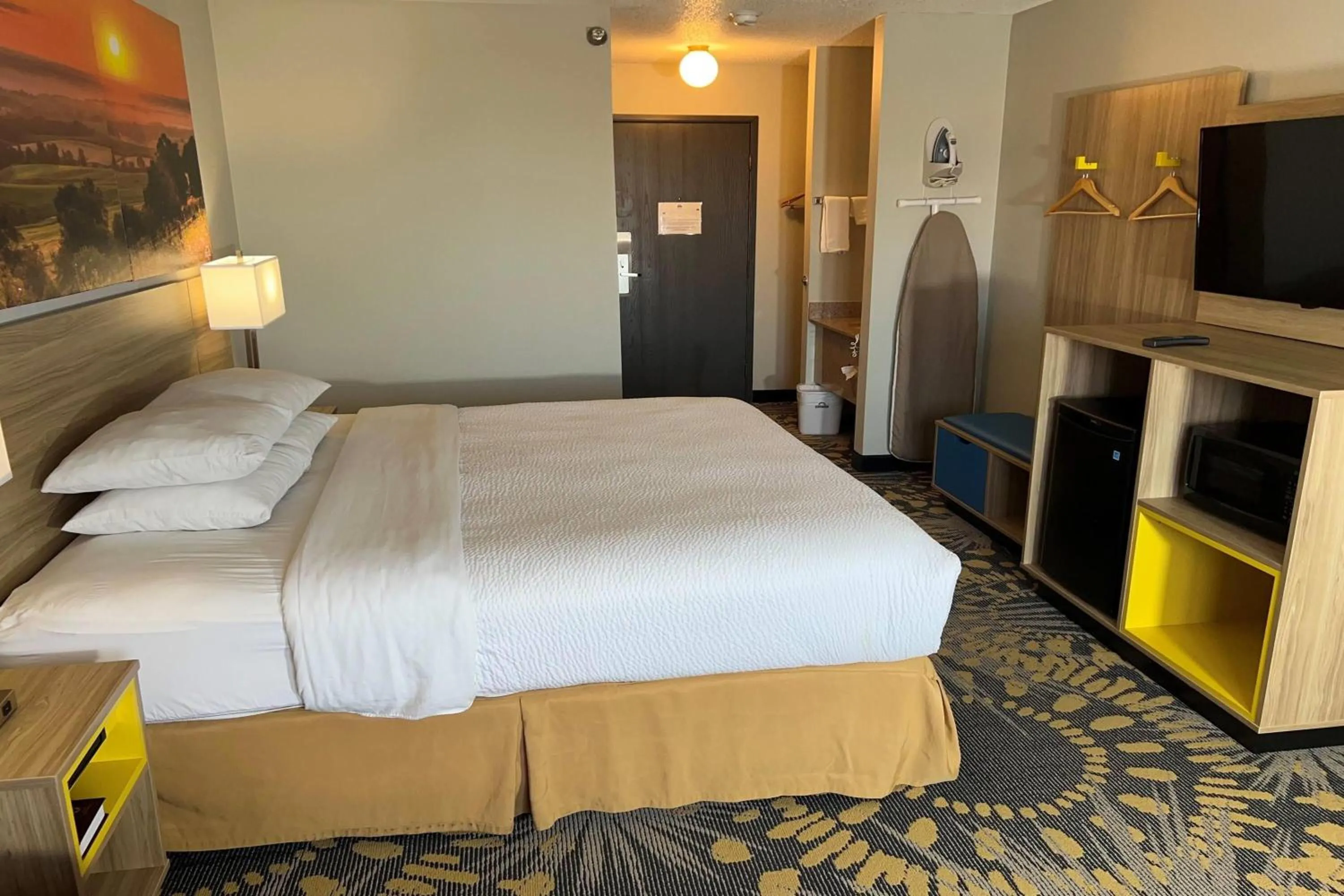 Photo of the whole room, Bed in Days Inn by Wyndham Salina I-70