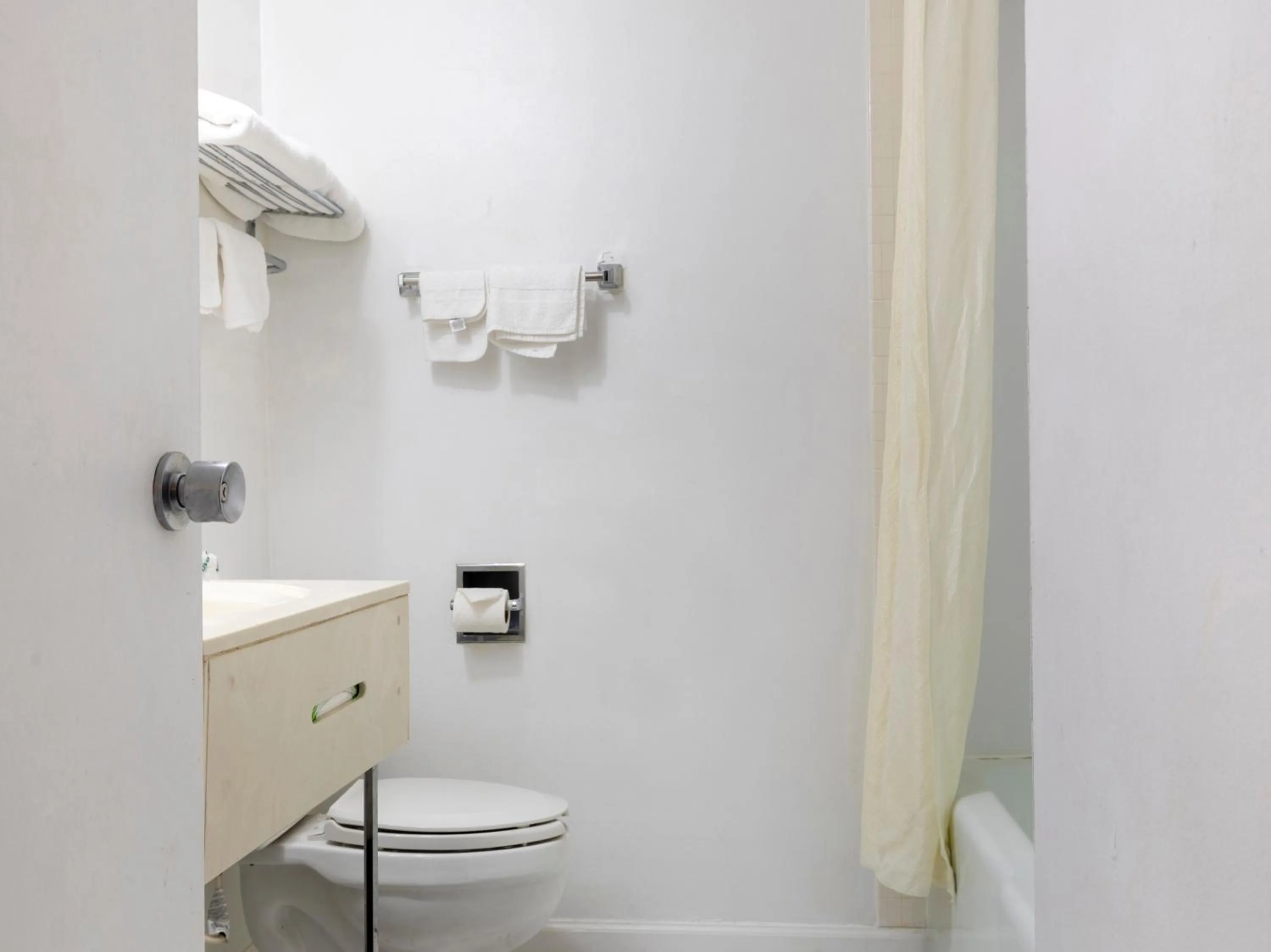 Bathroom in Mansion View Inn & Suites