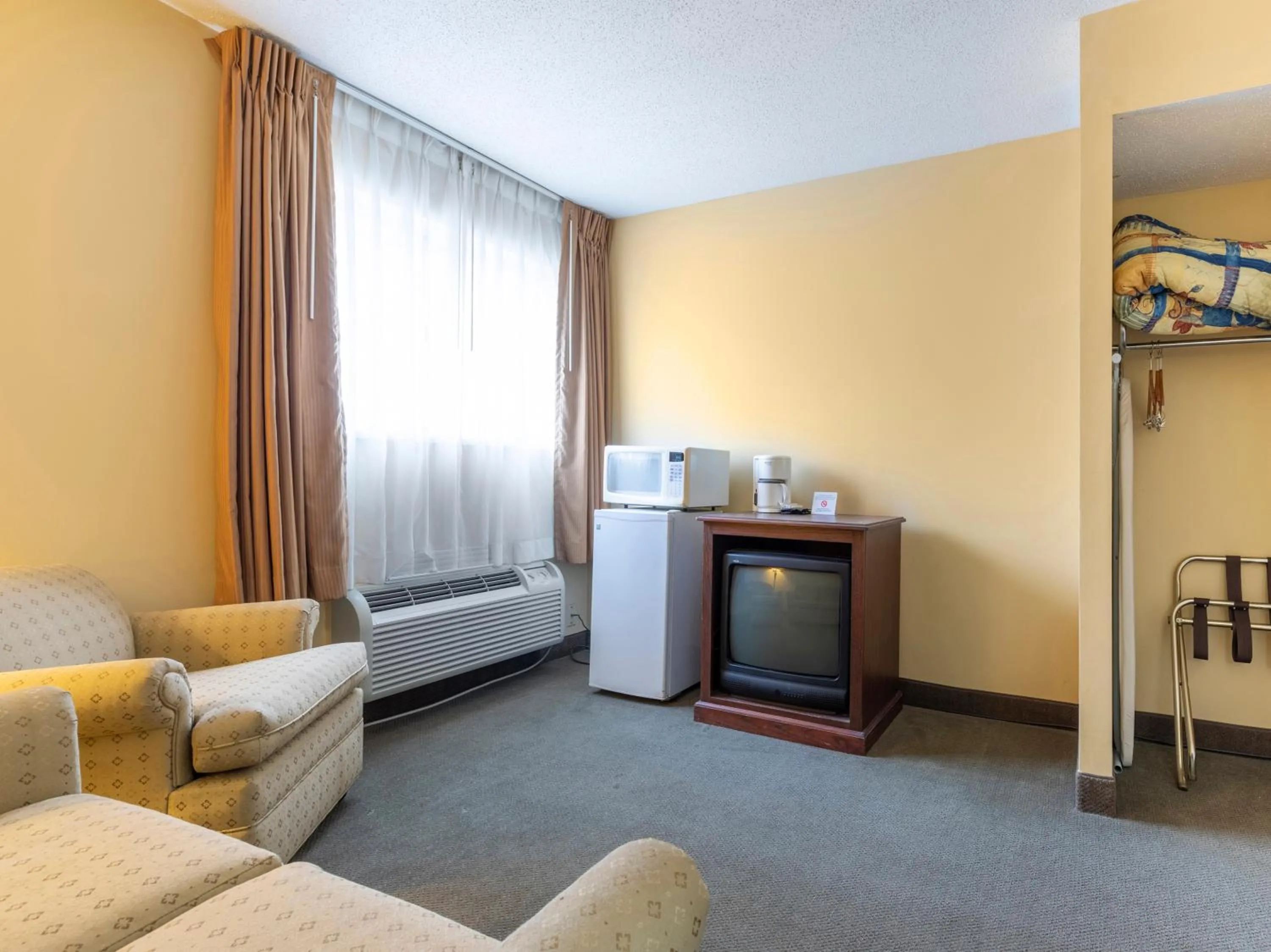 Seating area, Bed in Mansion View Inn & Suites