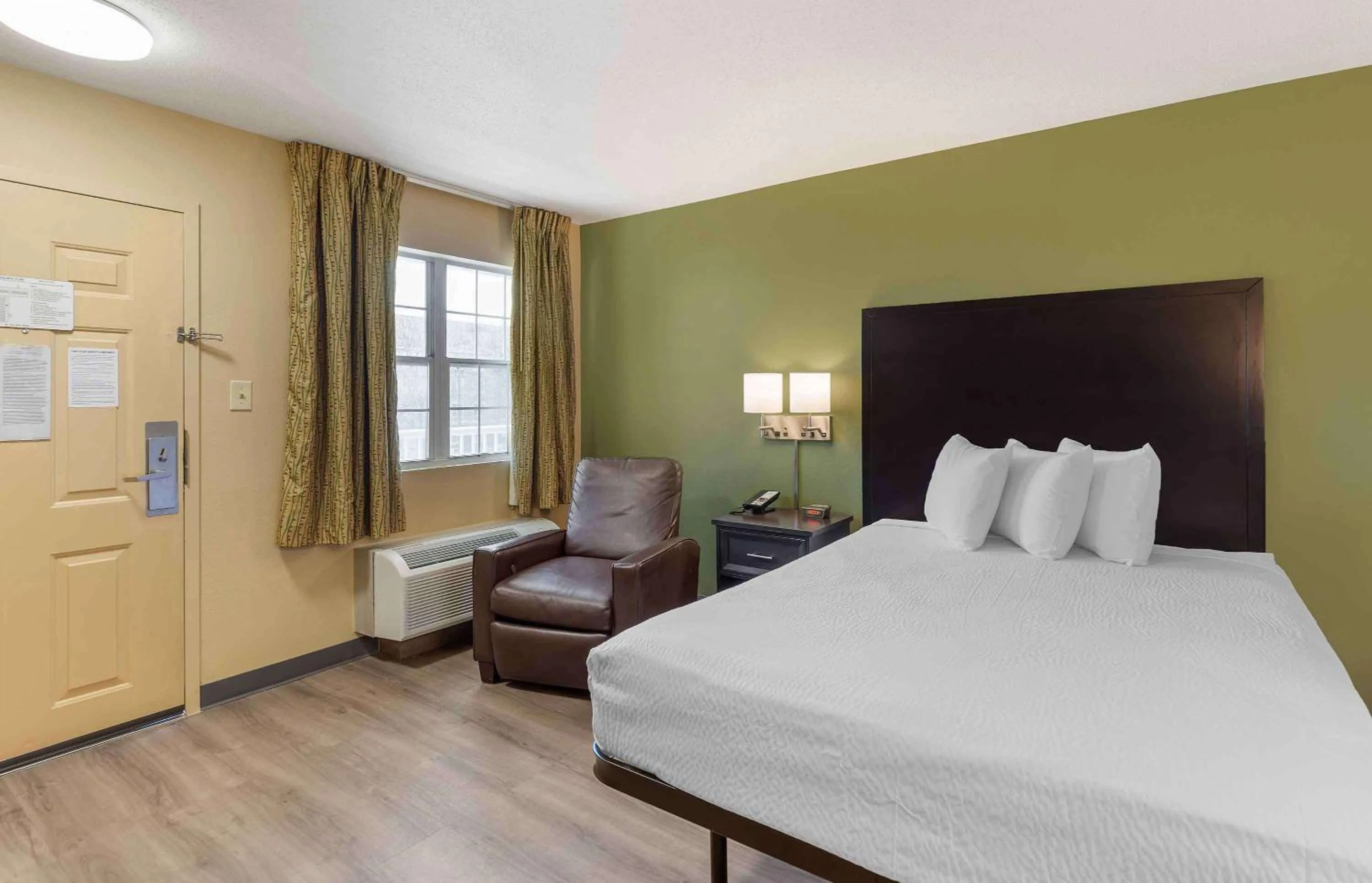 Bedroom, Bed in Extended Stay America Suites - St Louis - Westport - E Lackland Rd