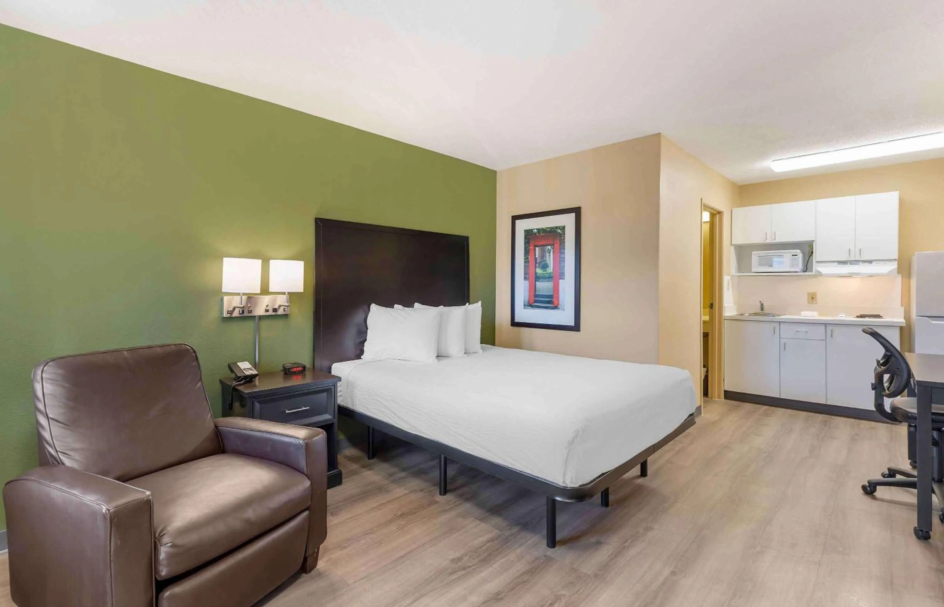Bedroom, Bed in Extended Stay America Suites - St Louis - Westport - E Lackland Rd