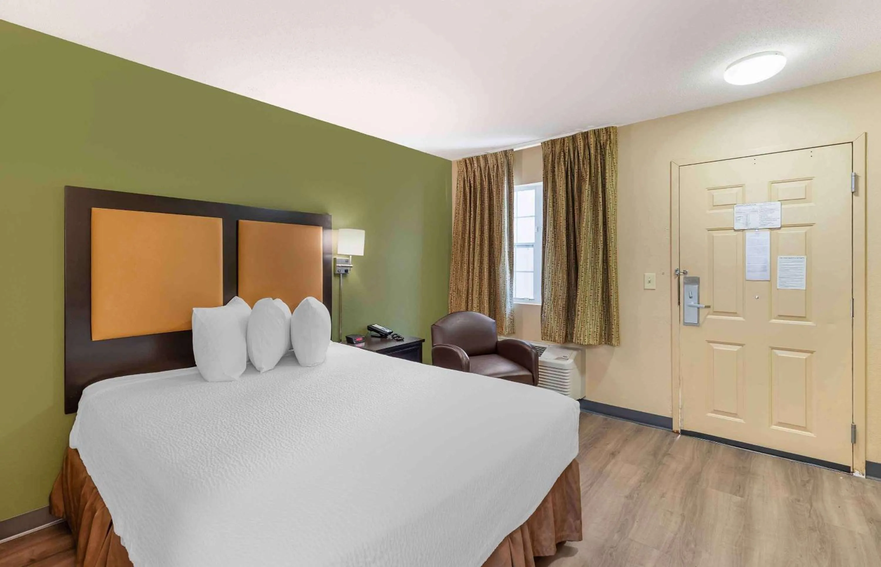 Bedroom, Bed in Extended Stay America Suites - St Louis - Westport - E Lackland Rd