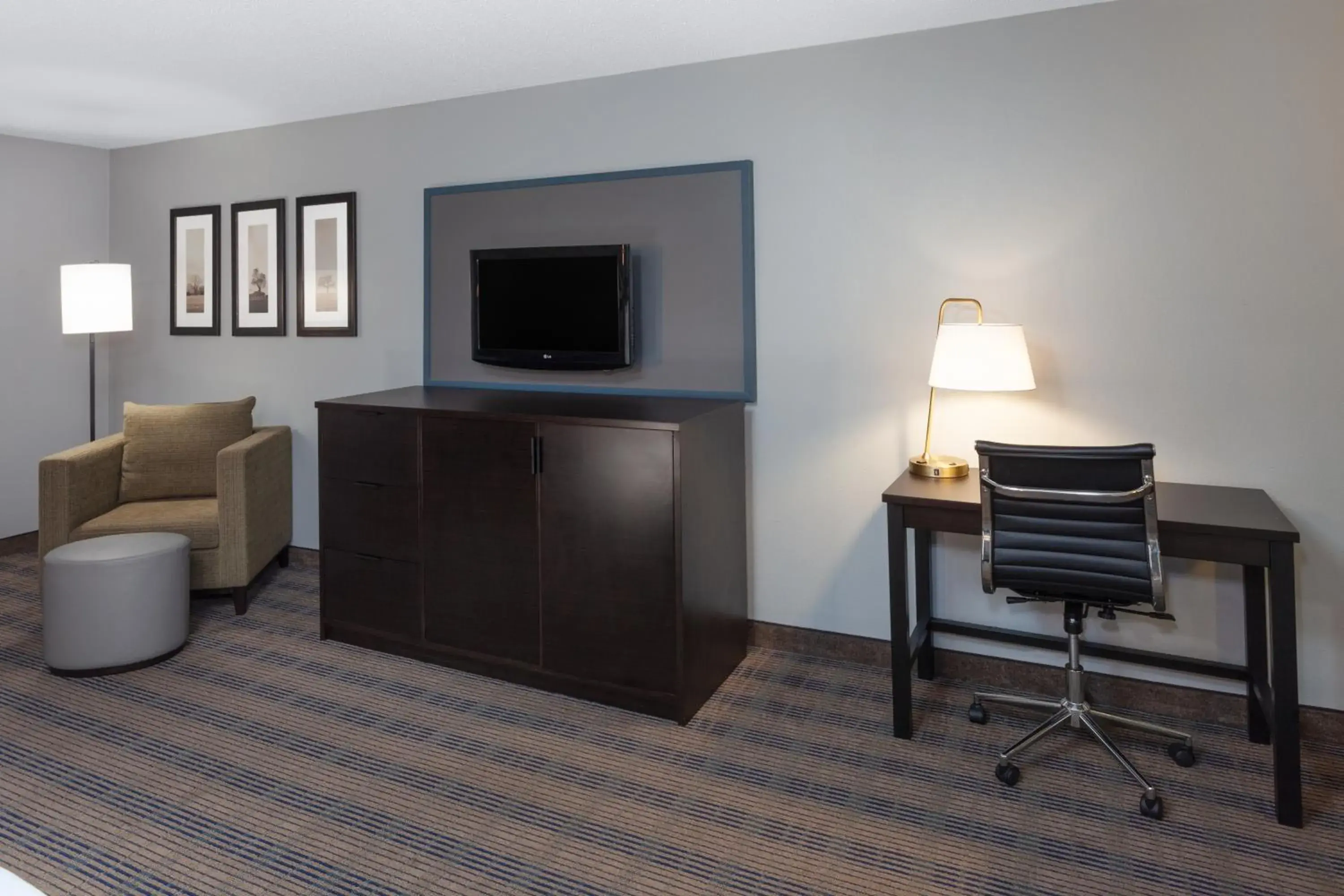 King Room with Roll-in Shower - Mobility Access/Non-Smoking in AmericInn by Wyndham Peoria King Room with Roll-in Shower - Mobility Access/Non-Smoking in AmericInn by Wyndham Peoria