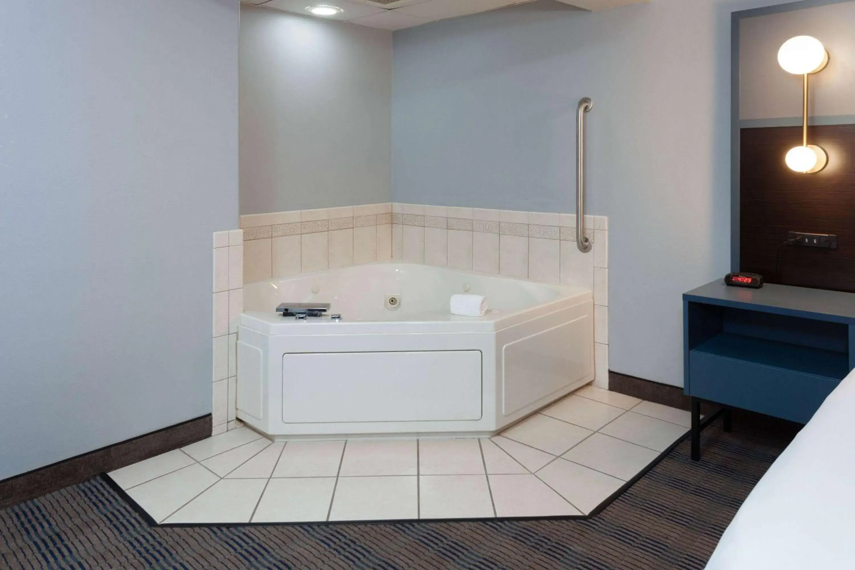 Hot Tub, Bed in AmericInn by Wyndham Peoria Hot Tub, Bed in AmericInn by Wyndham Peoria