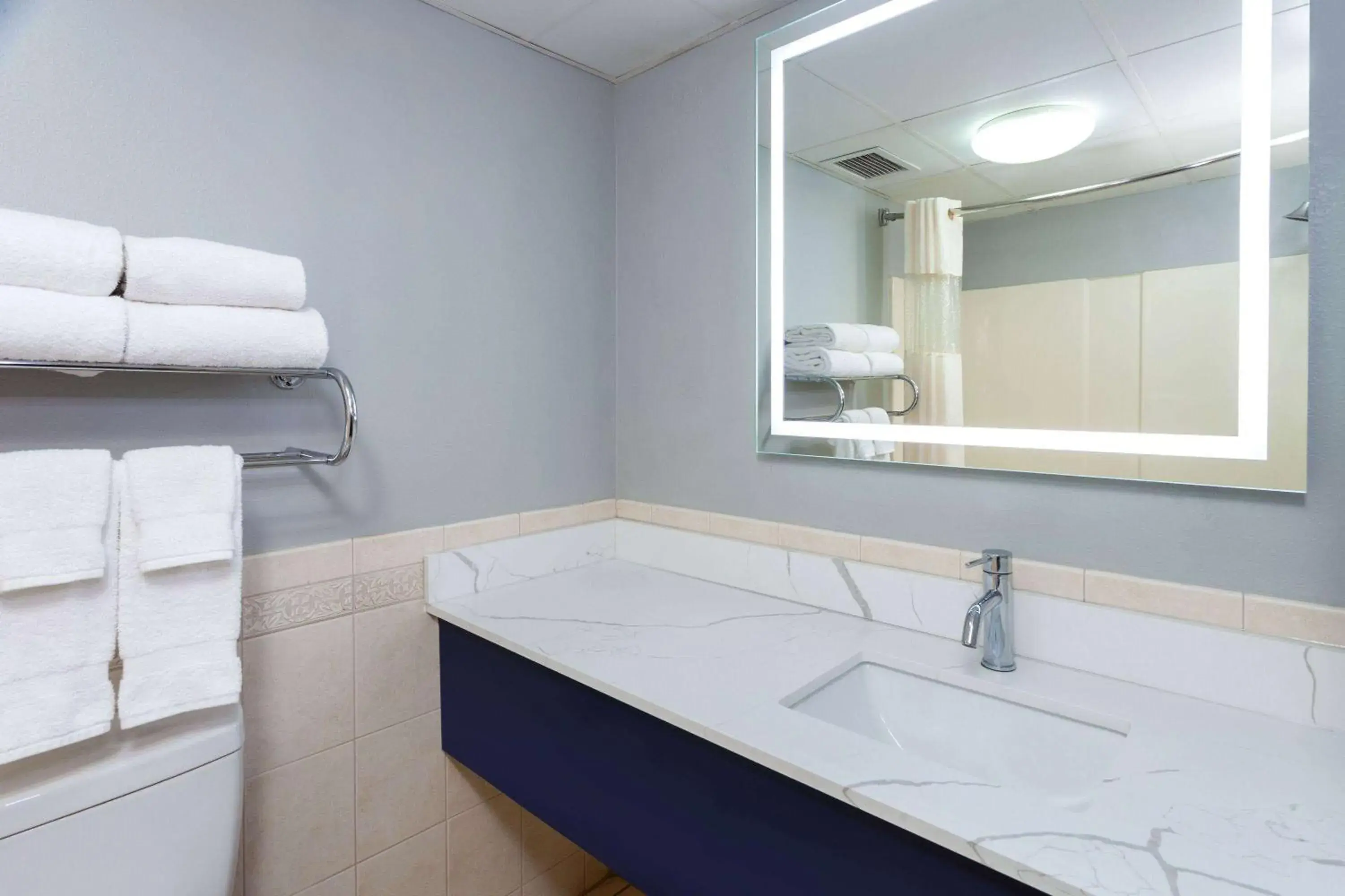 Queen Room with Two Queen Beds - Non-Smoking in AmericInn by Wyndham Peoria Queen Room with Two Queen Beds - Non-Smoking in AmericInn by Wyndham Peoria