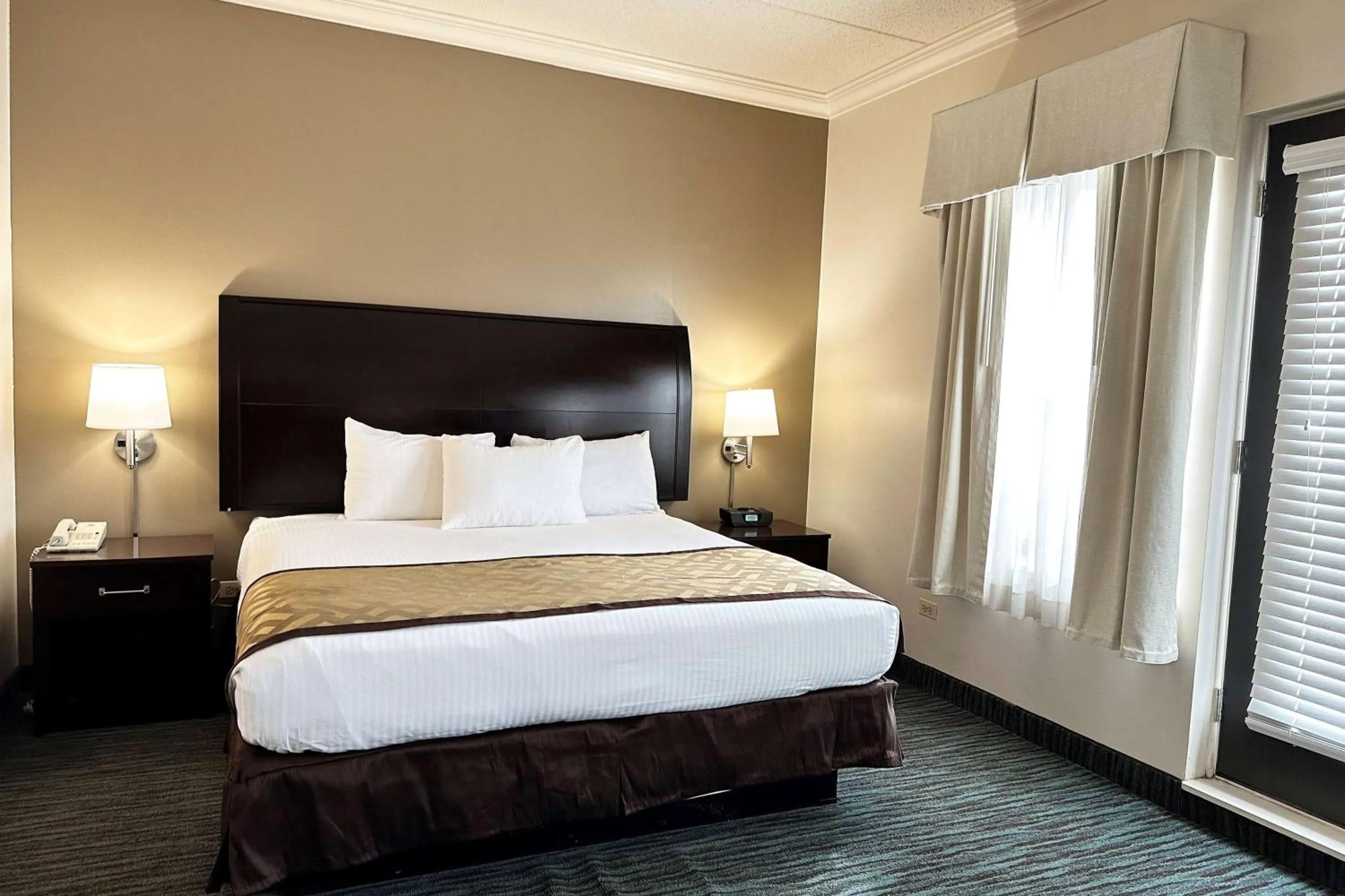 Photo of the whole room, Bed in Chicago South Loop Hotel