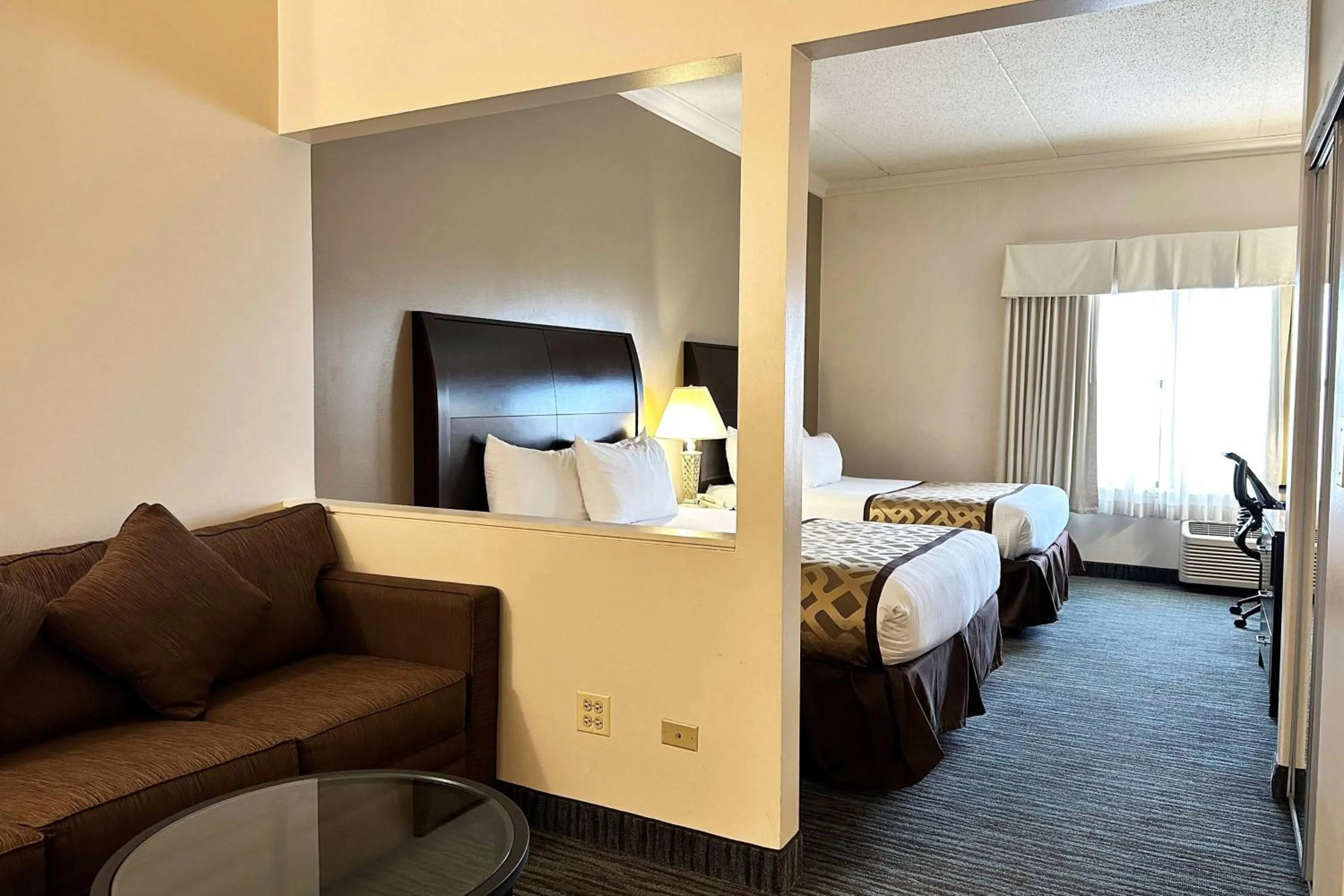 Photo of the whole room, Bed in Chicago South Loop Hotel