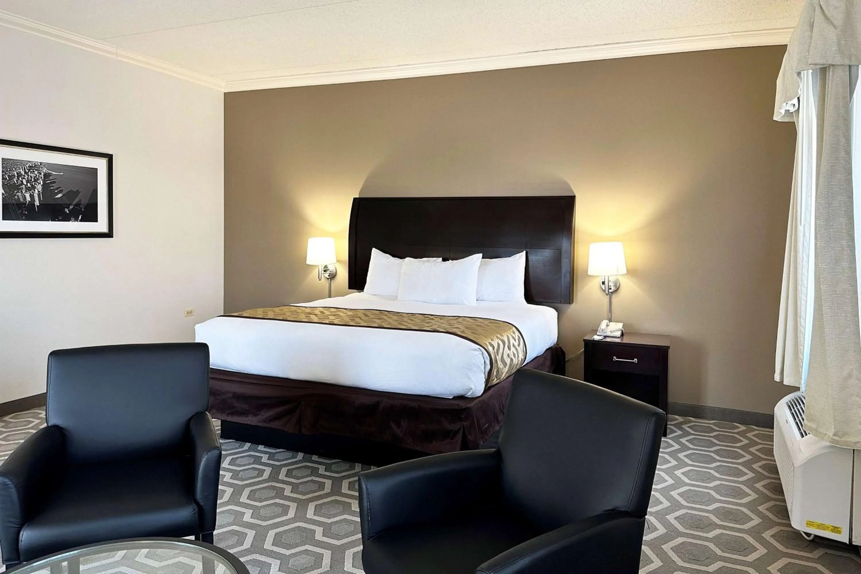 Photo of the whole room, Bed in Chicago South Loop Hotel