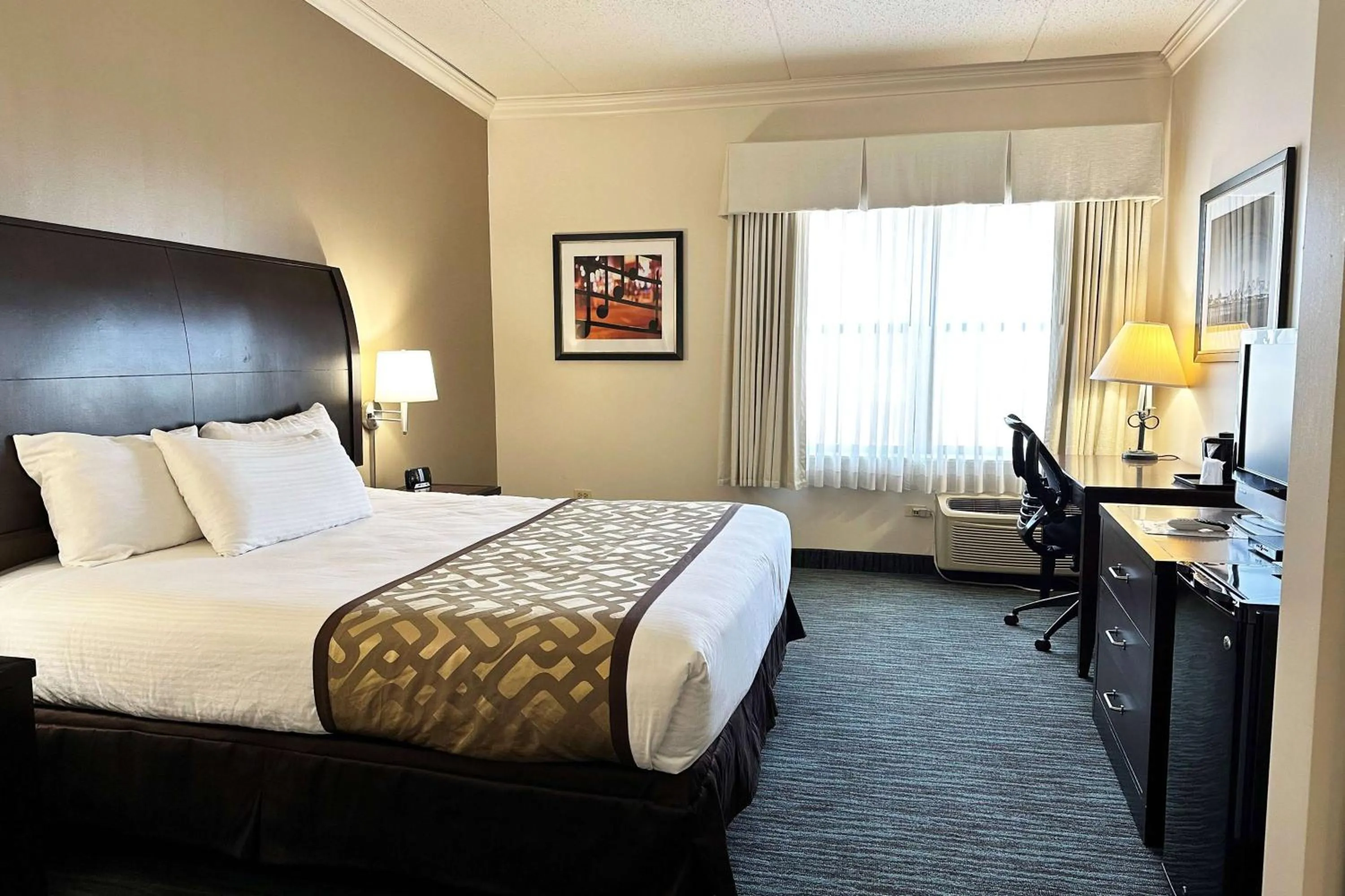 Photo of the whole room, Bed in Chicago South Loop Hotel