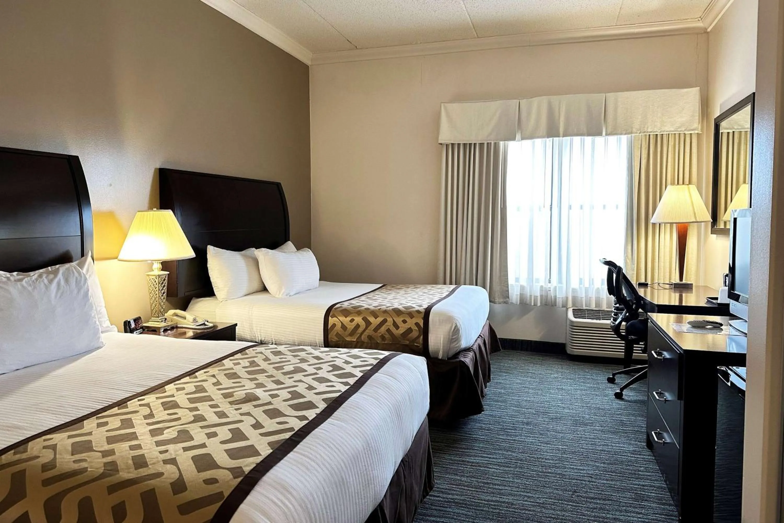 Photo of the whole room, Bed in Chicago South Loop Hotel