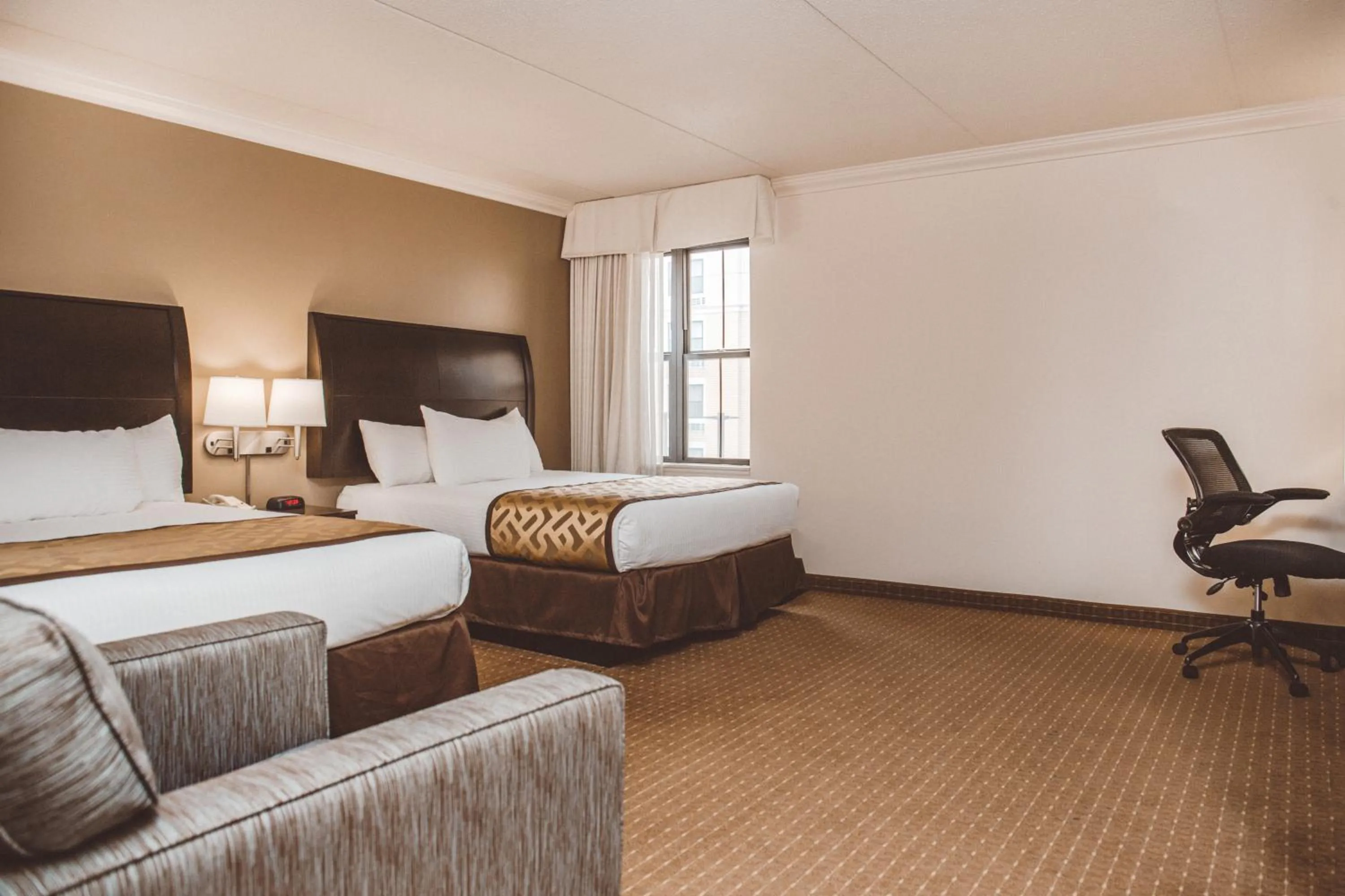 Photo of the whole room, Bed in Chicago South Loop Hotel