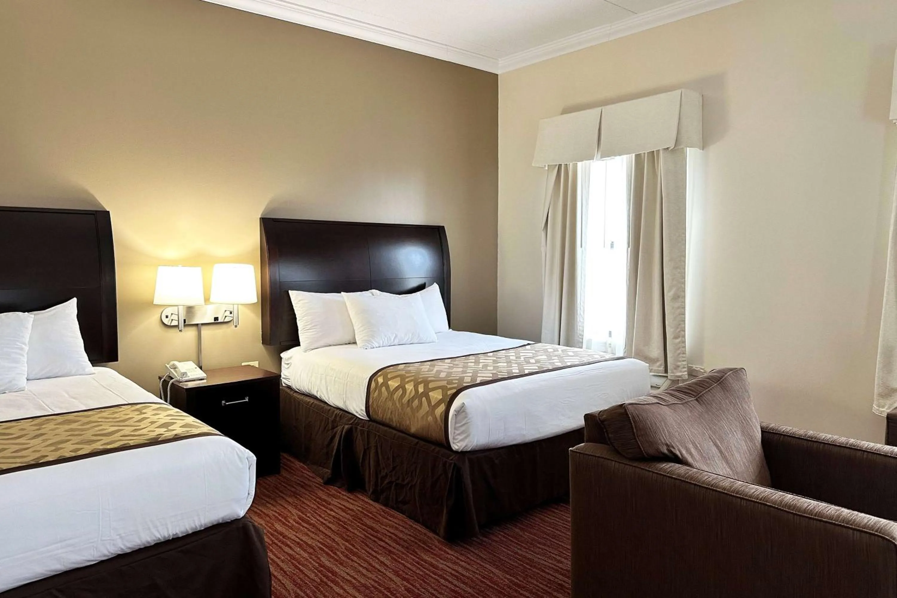 Photo of the whole room, Bed in Chicago South Loop Hotel