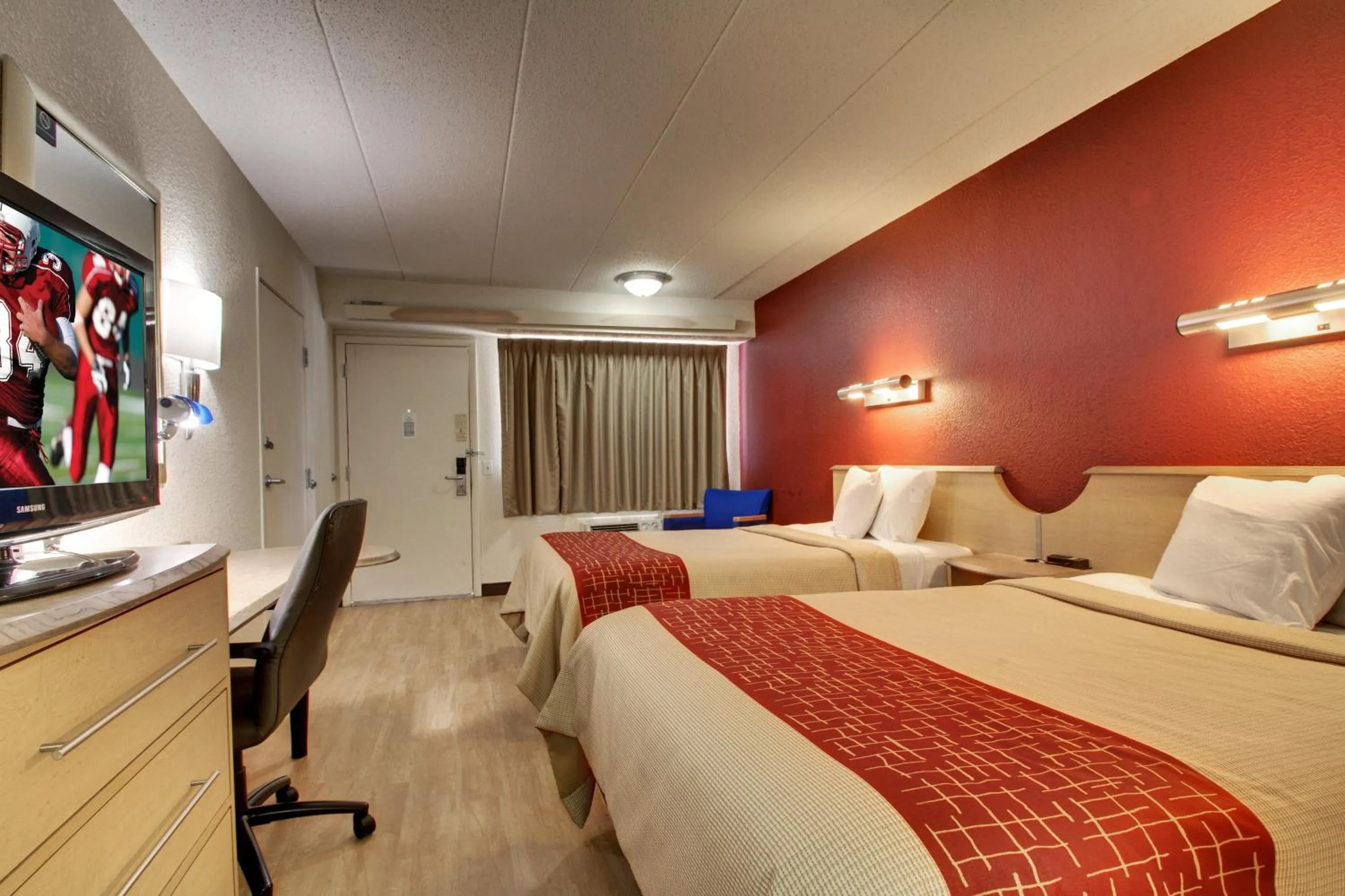 Photo of the whole room, Bed in Red Roof Inn St Louis - Westport - Maryland Heights