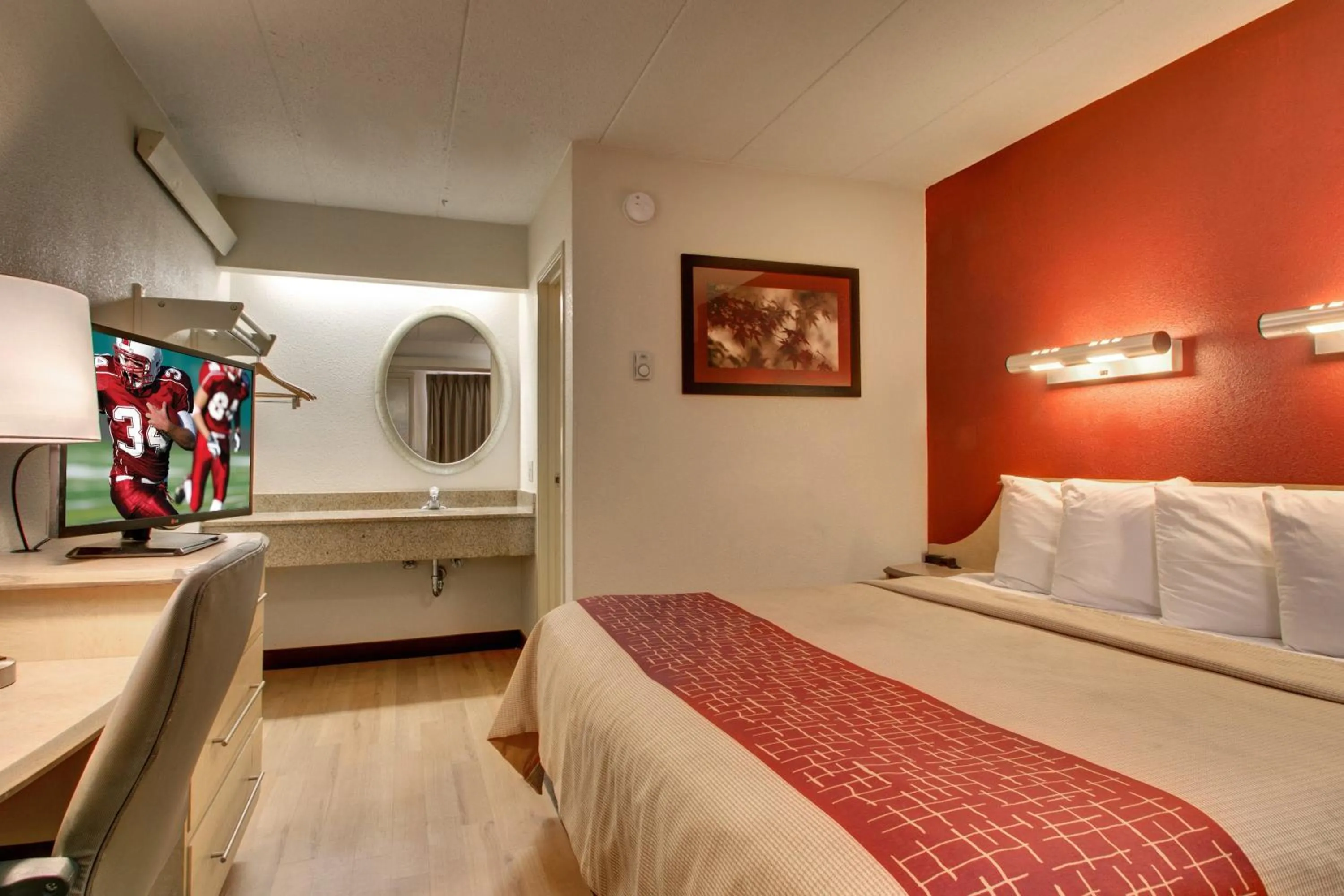 Photo of the whole room, Bed in Red Roof Inn St Louis - Westport - Maryland Heights