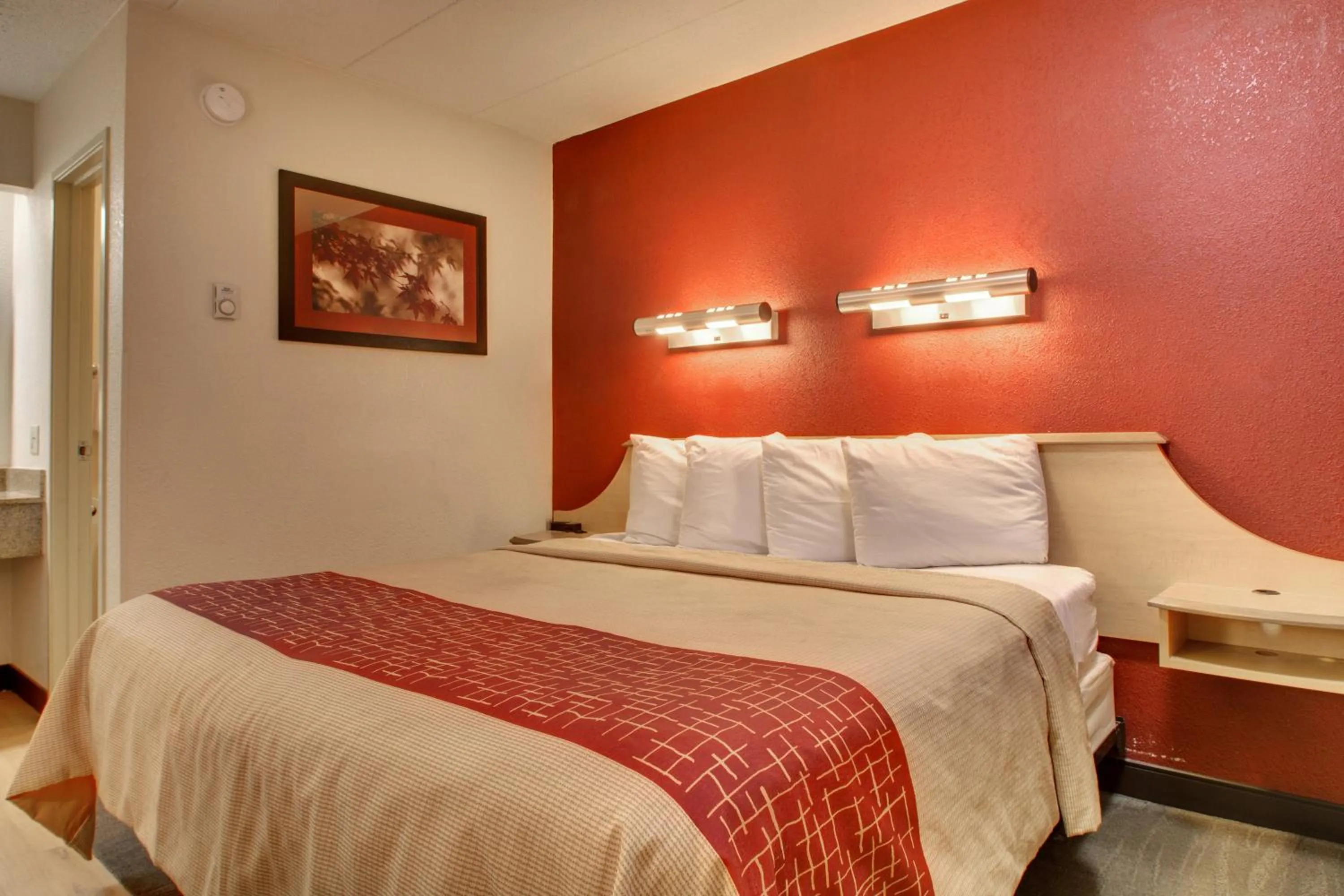 Photo of the whole room, Bed in Red Roof Inn St Louis - Westport - Maryland Heights