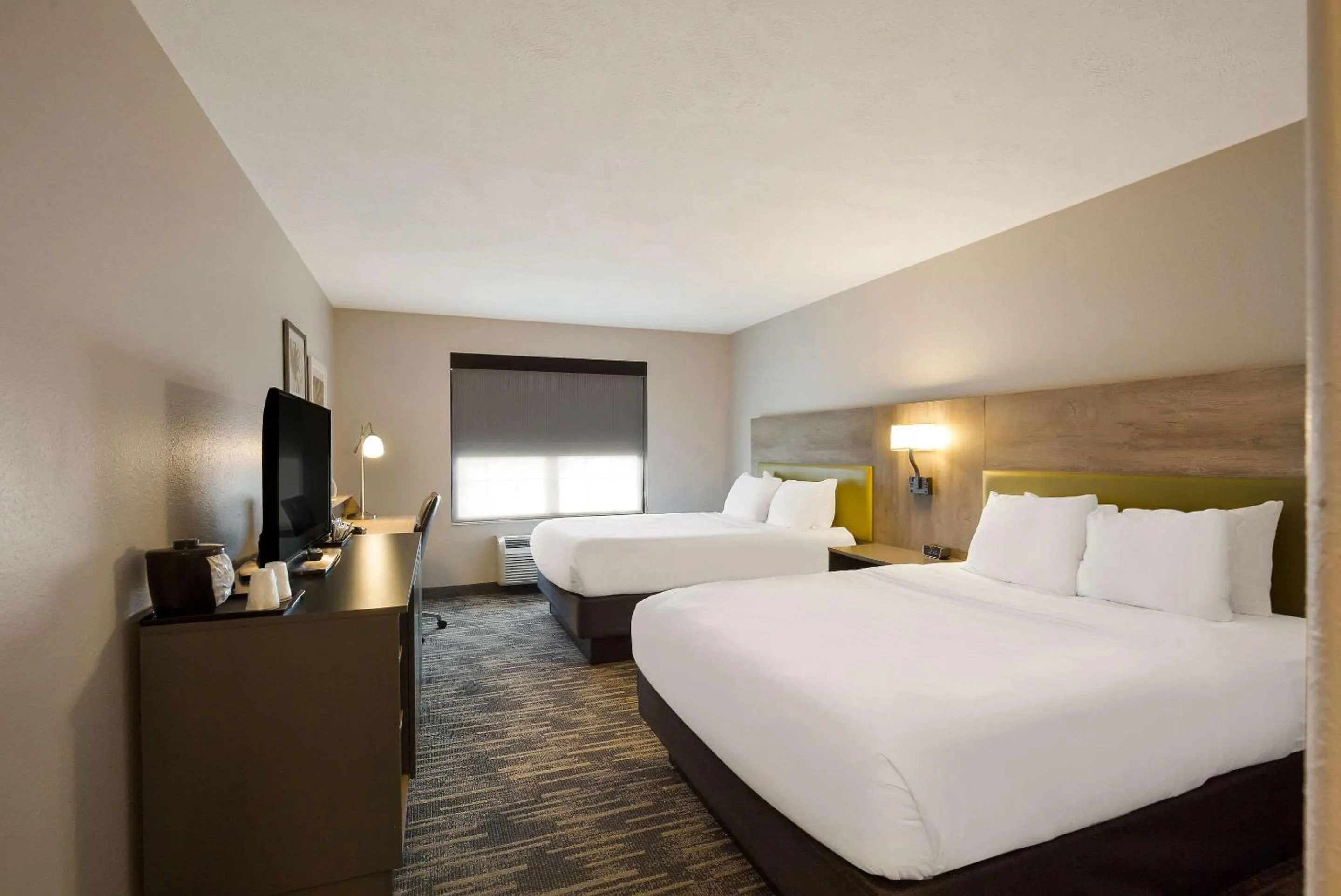 Bedroom, Bed in Country Inn & Suites by Radisson, Marion, IL