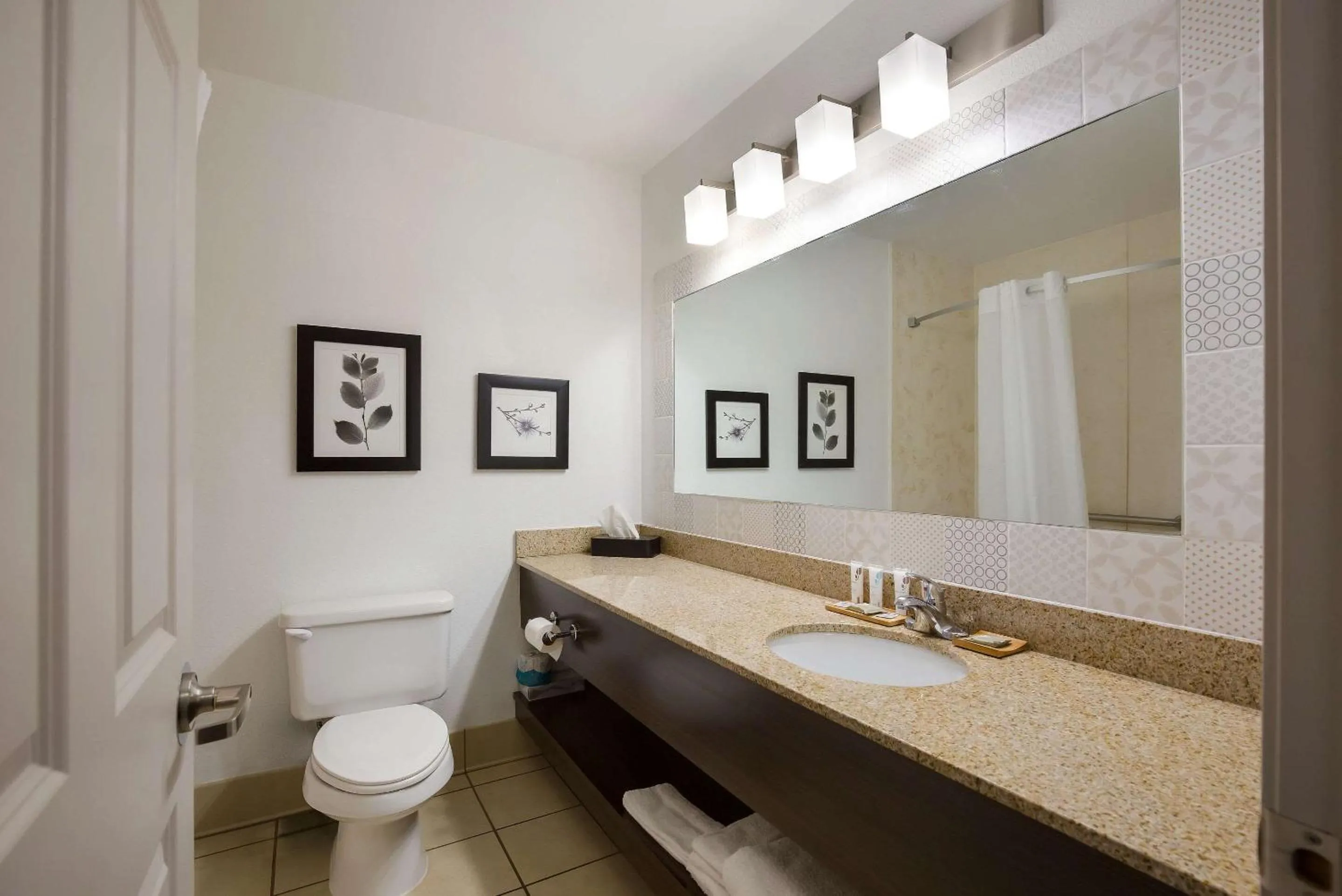 Bedroom in Country Inn & Suites by Radisson, Marion, IL