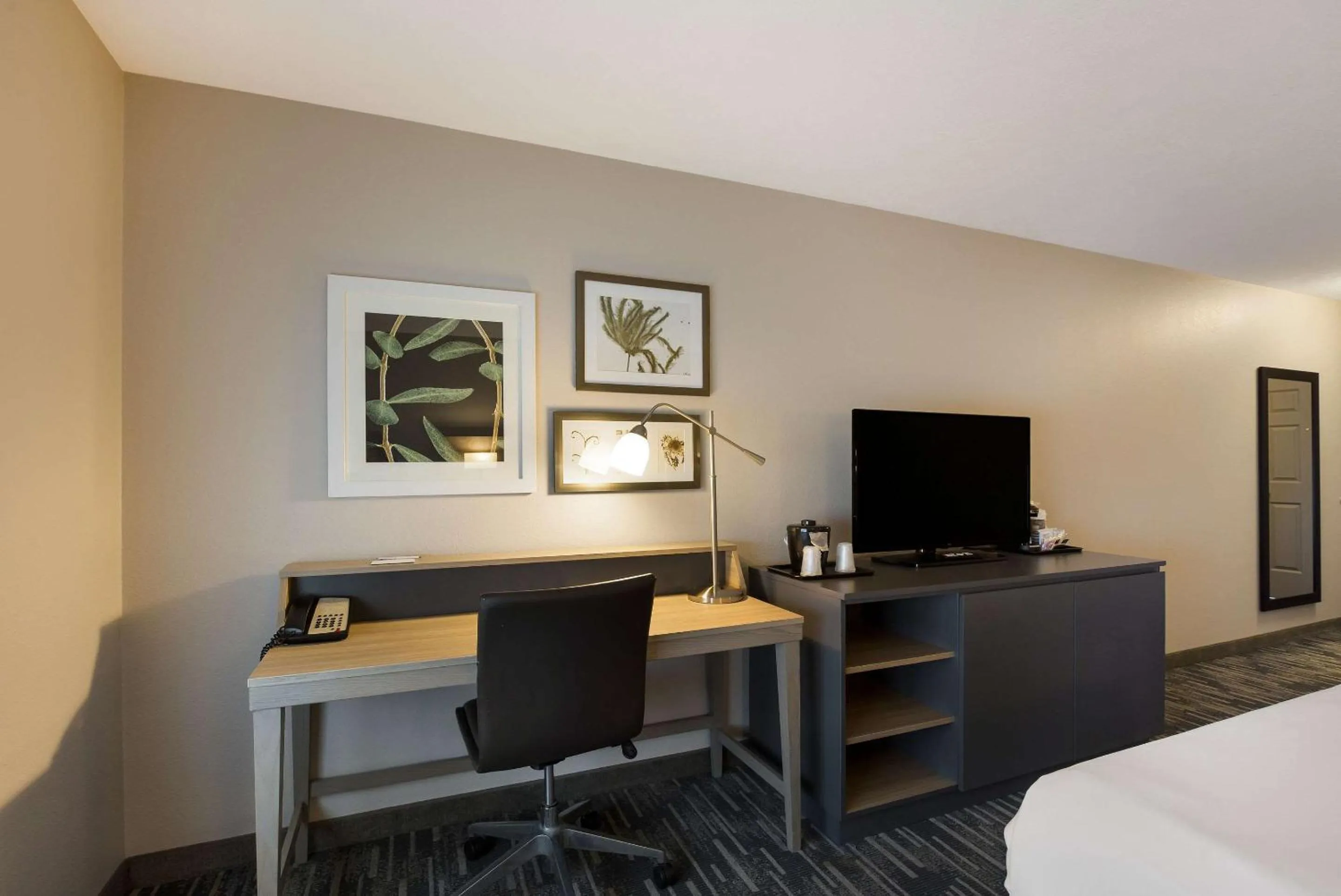 Bedroom, Bed in Country Inn & Suites by Radisson, Marion, IL