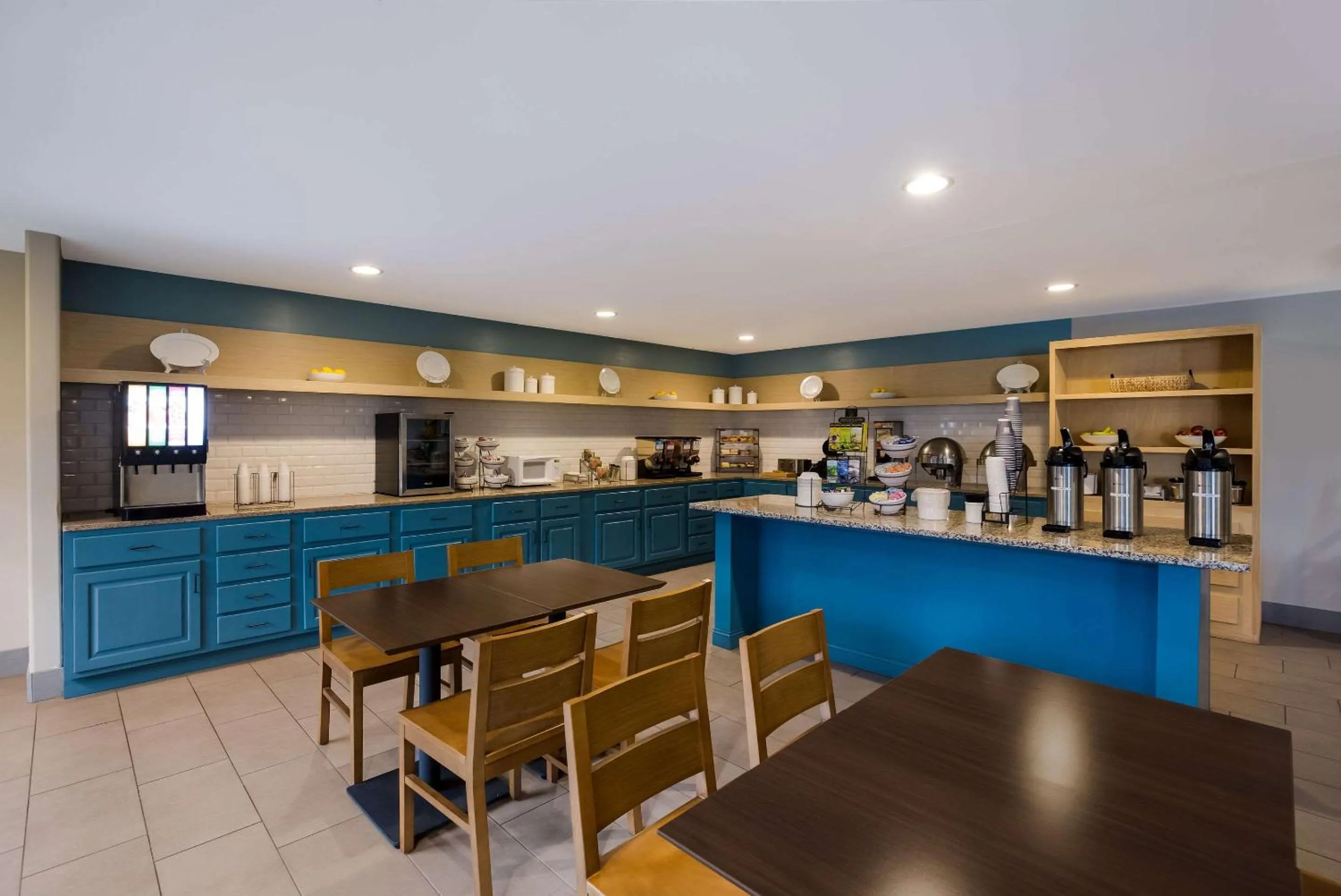 Breakfast in Country Inn & Suites by Radisson, Marion, IL