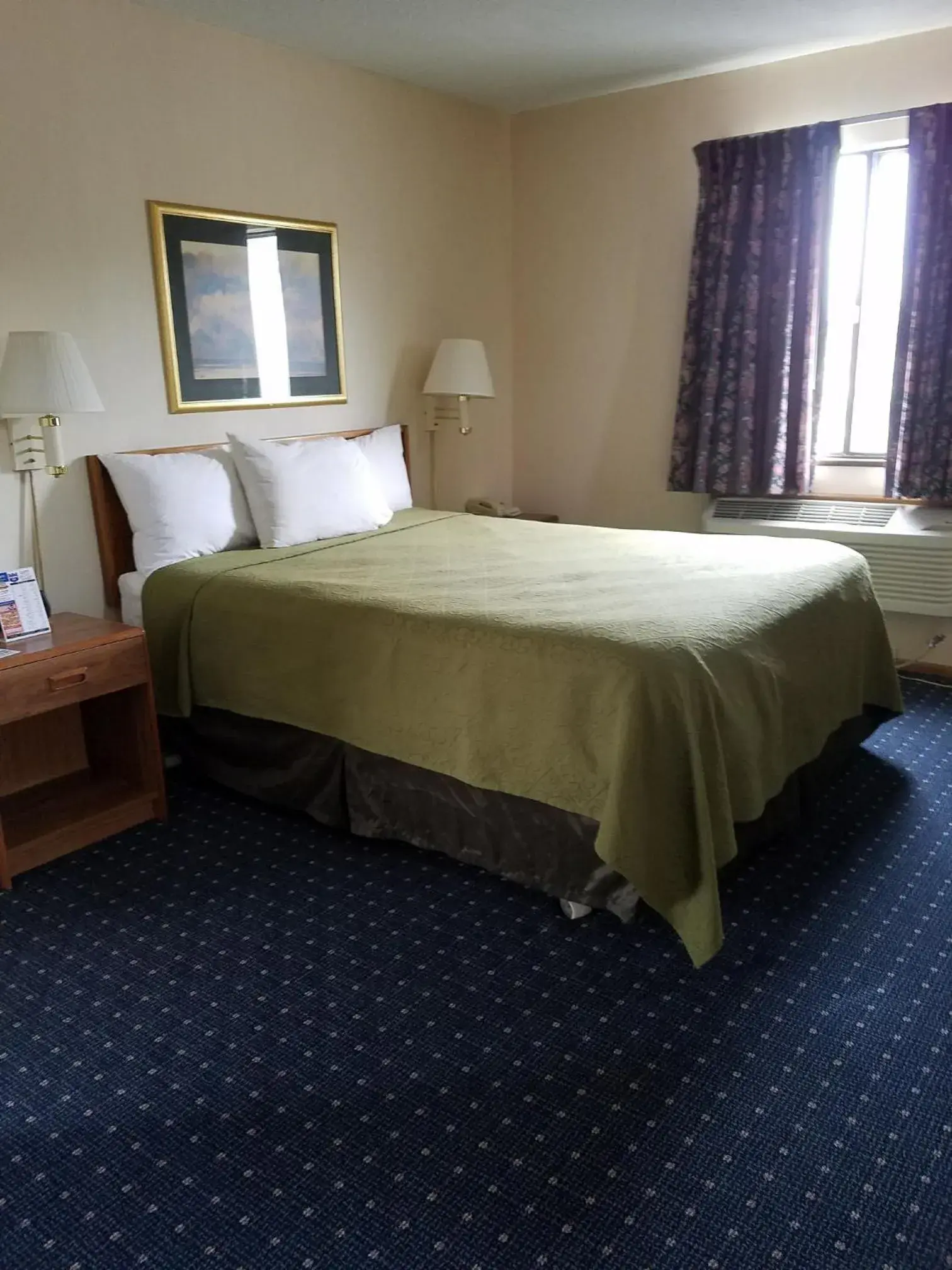 Bed in Knights Inn Mackinaw City Bed in Knights Inn Mackinaw City