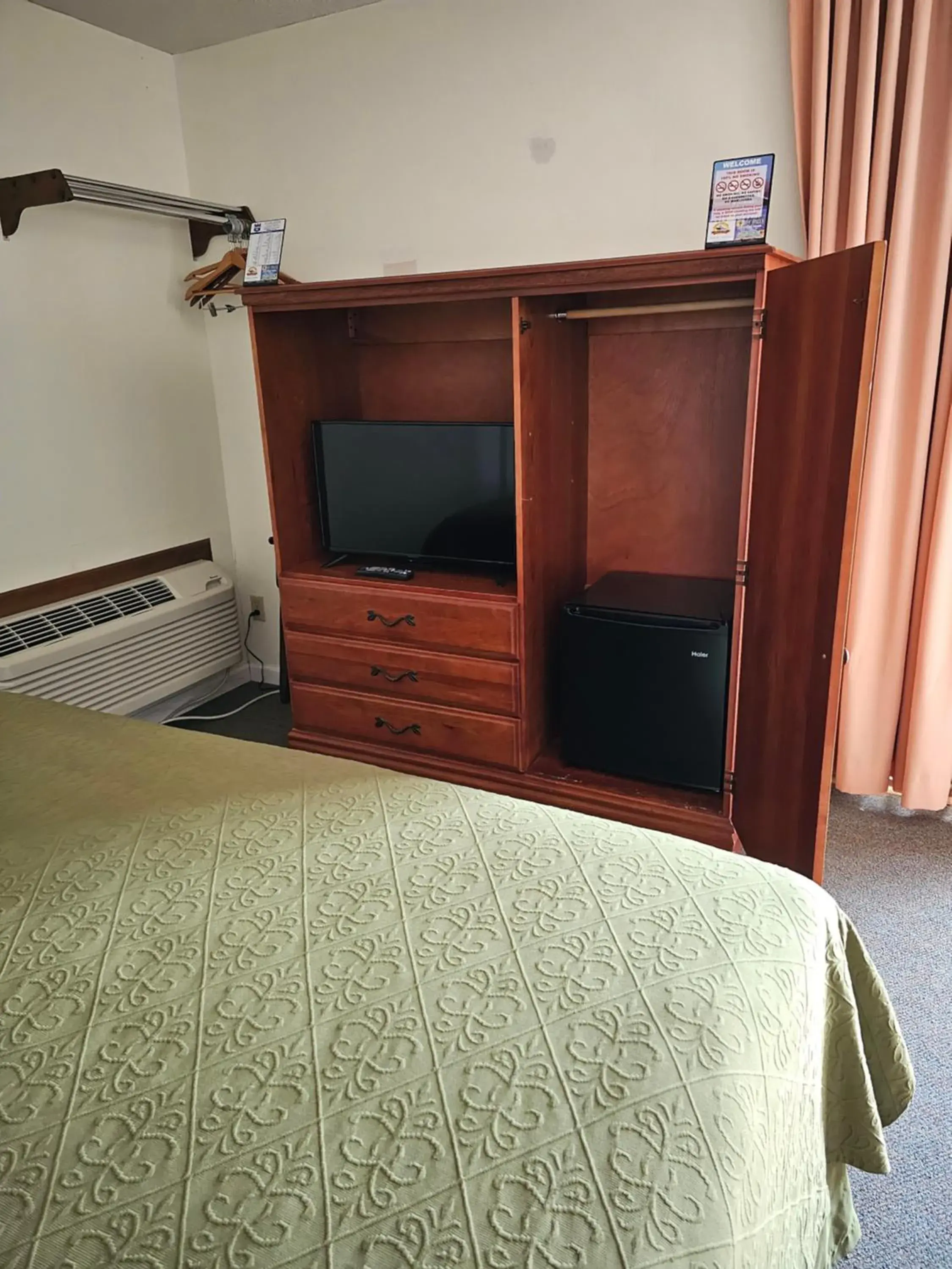 Bed in Knights Inn Mackinaw City Bed in Knights Inn Mackinaw City