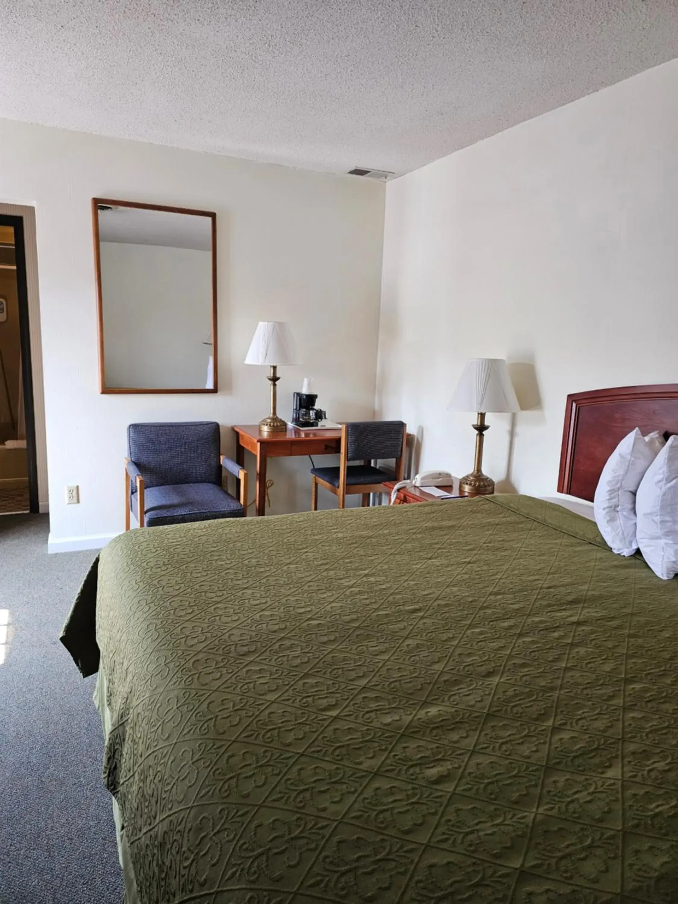 Standard 1 King Bed Non-Smoking in Knights Inn Mackinaw City Standard 1 King Bed Non-Smoking in Knights Inn Mackinaw City