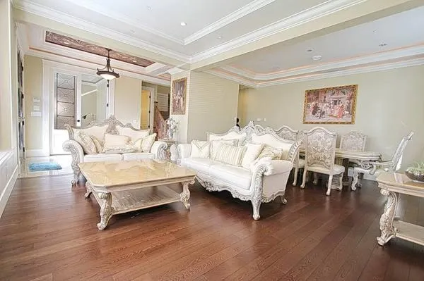 Living room, Bed in Mike's Luxury House