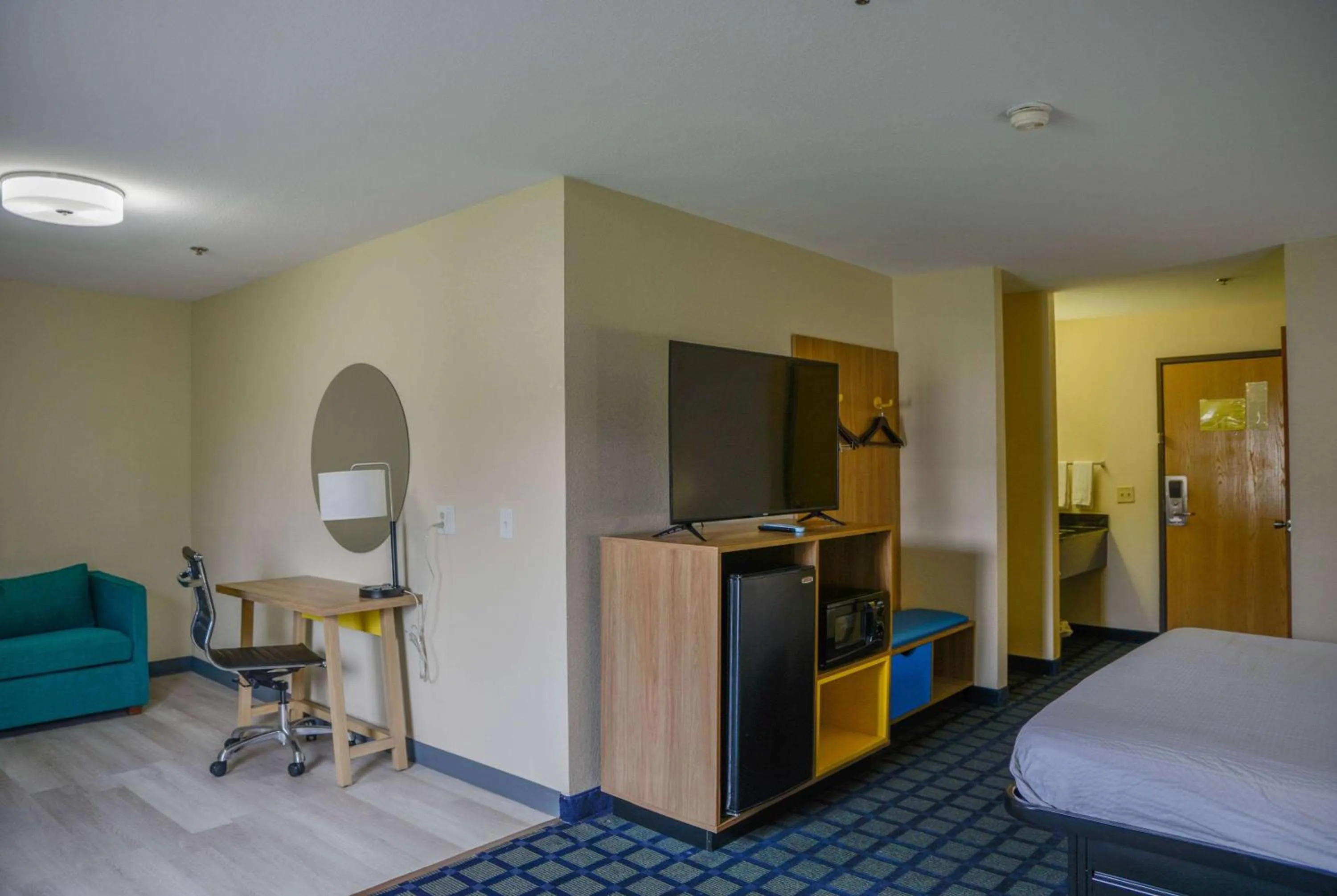 Photo of the whole room, Bed in Days Inn by Wyndham Mount Vernon